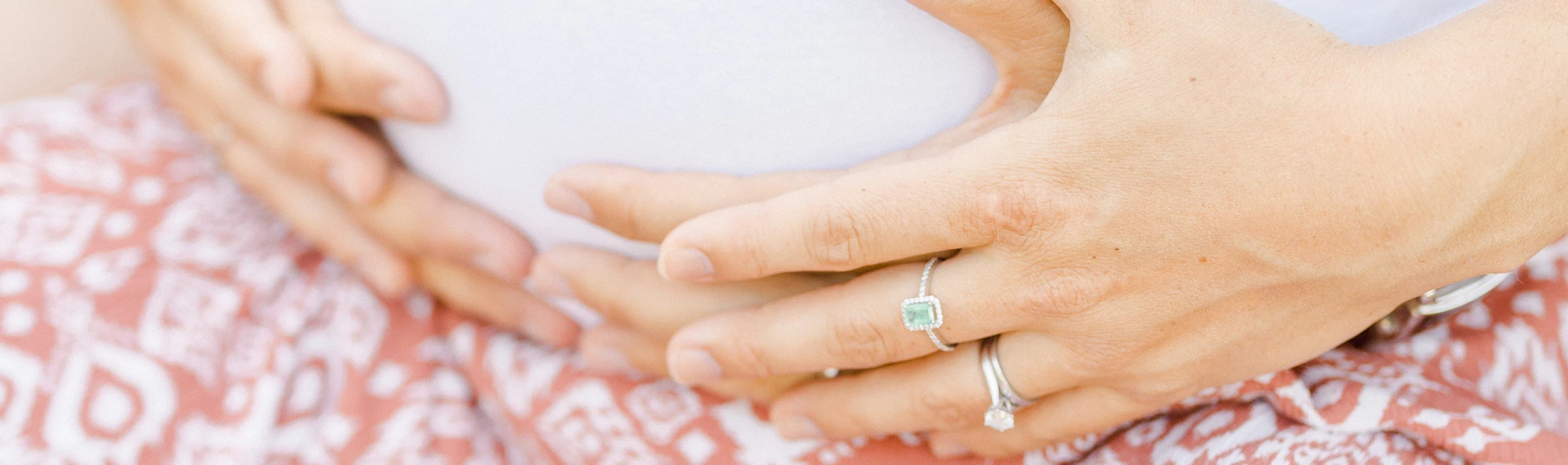 main bijoux poignet geste marron