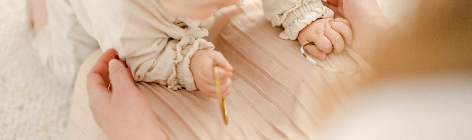 enfant marron gris lit