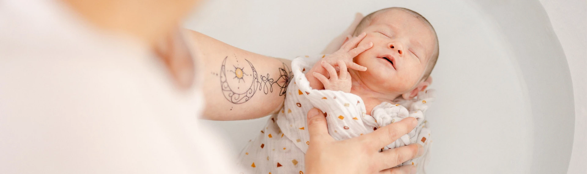 enfant naissance gris marron bébé