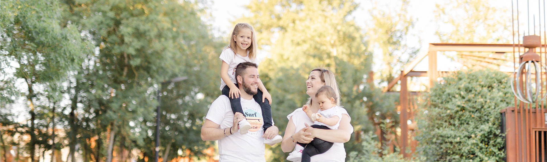 bonheur famille enfant gris beige