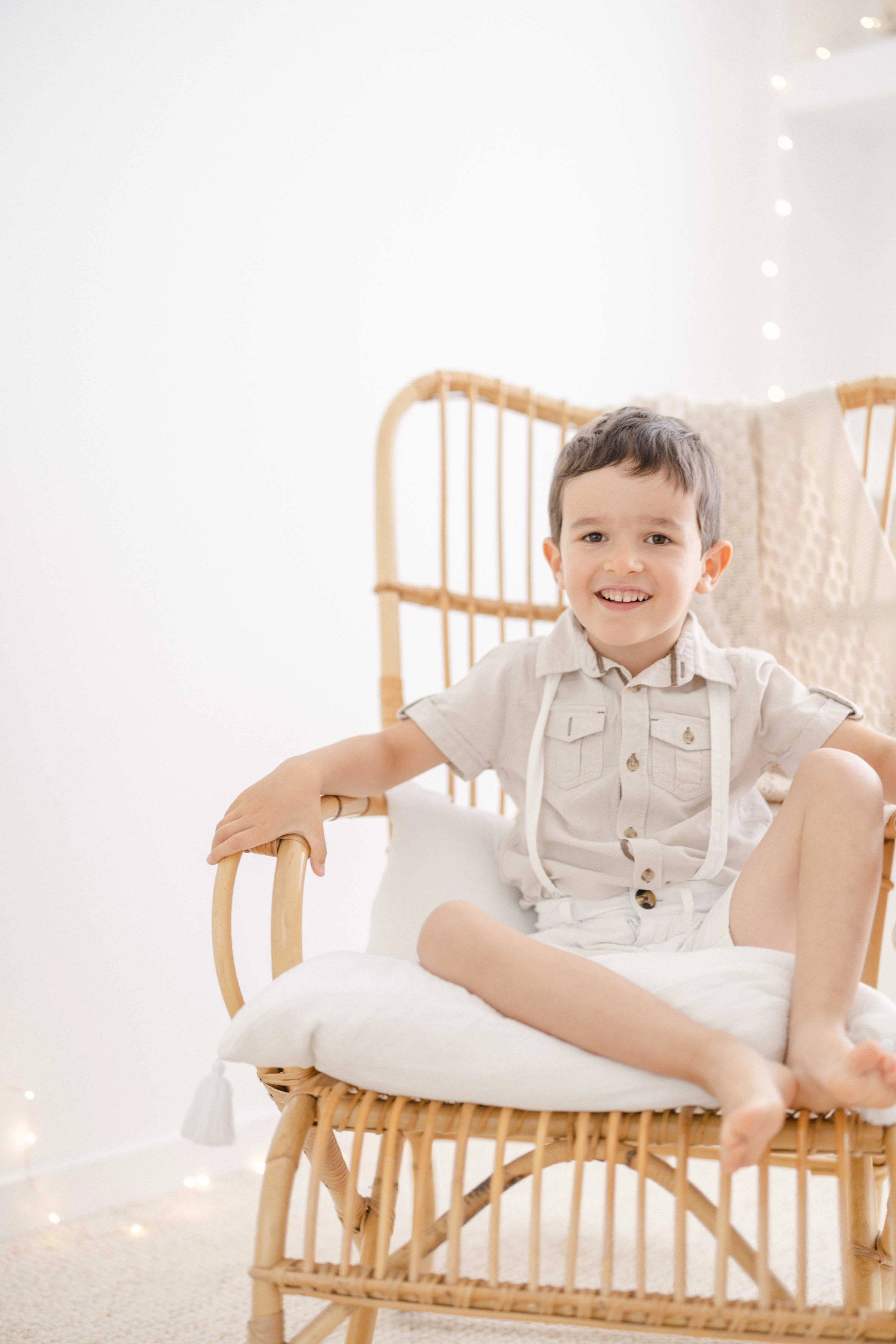 enfant bonheur chaise osier beige