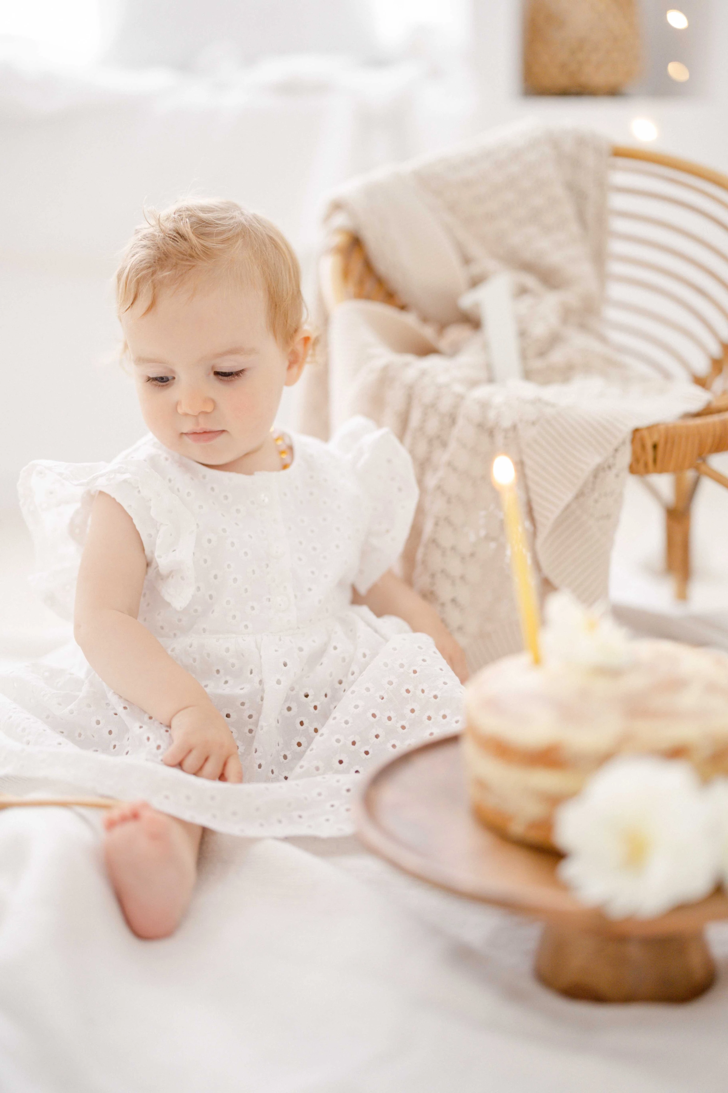 enfant rose robe bonheur gris