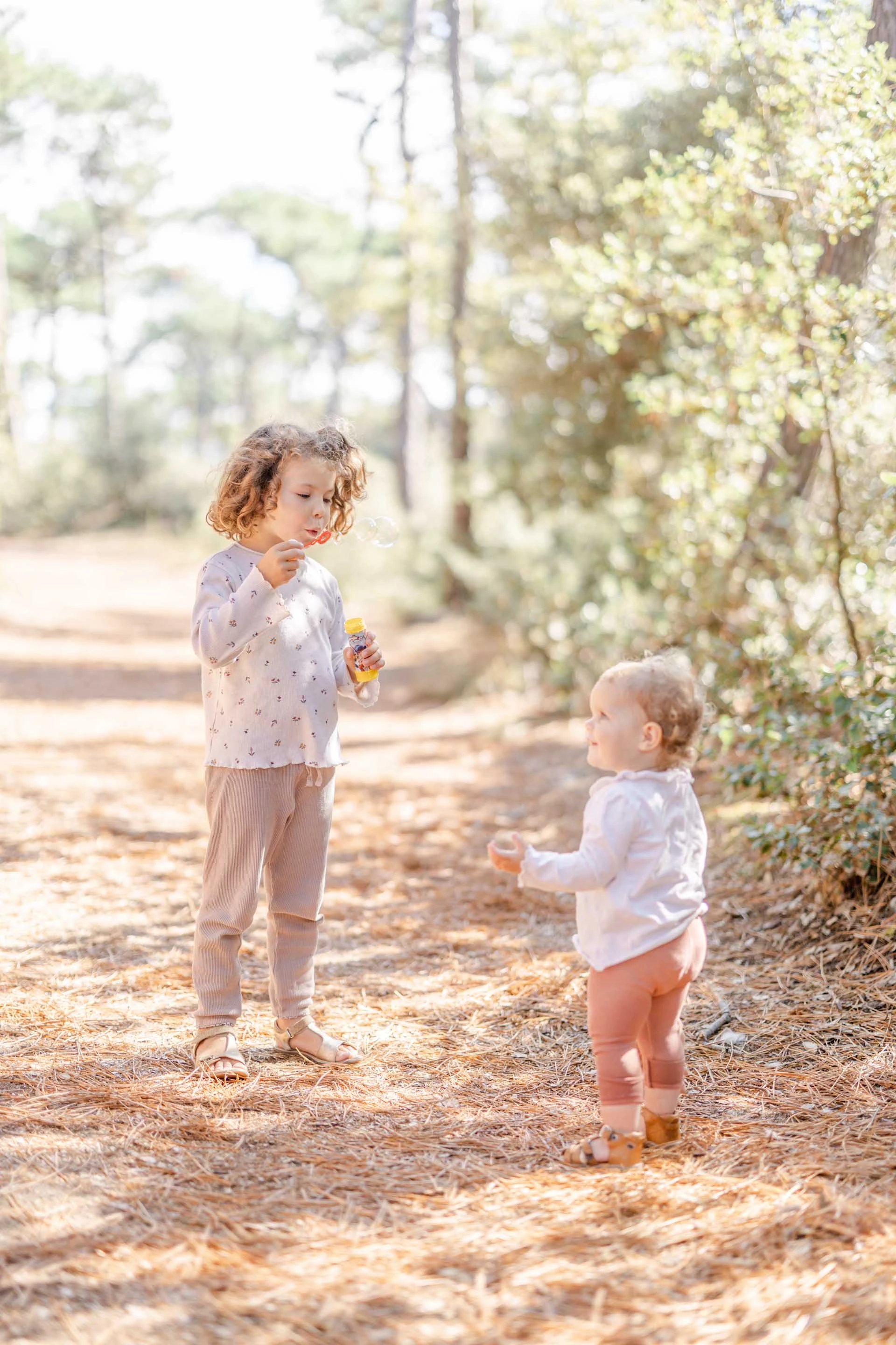 enfant bonheur se tenir la main gris marron