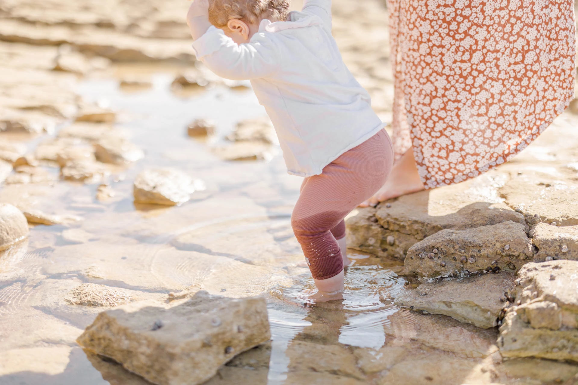 enfant sable bonheur gris nature