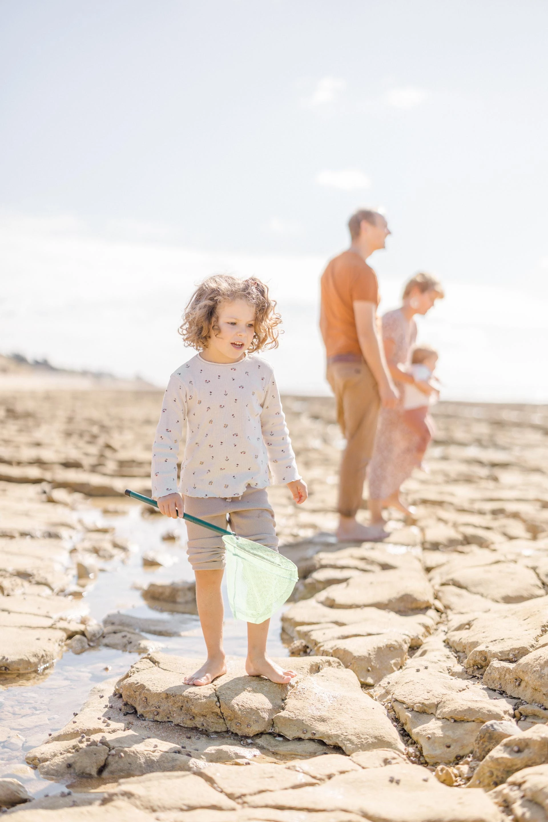 bonheur enfant se tenir la main sable beige