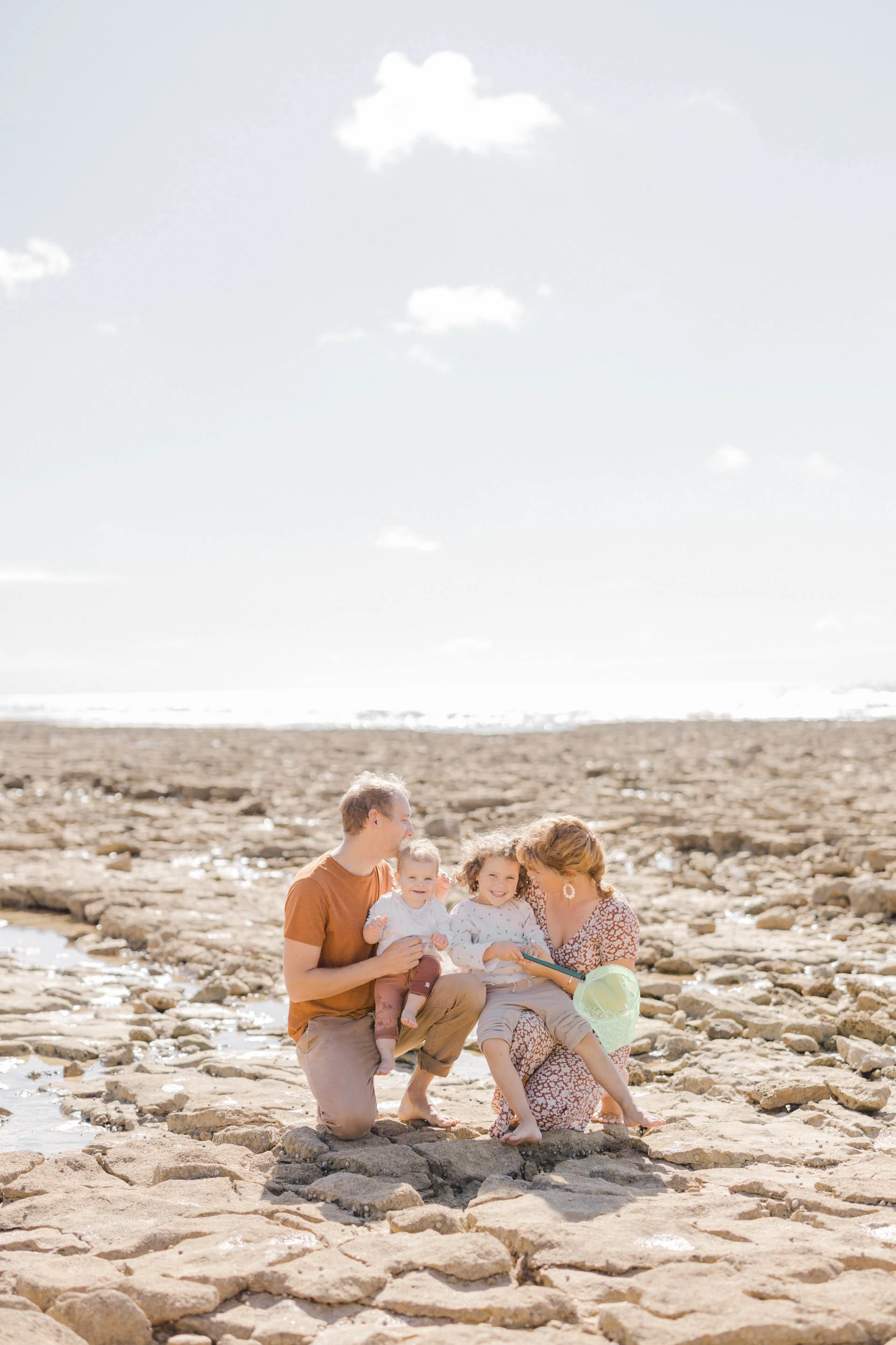 bonheur enfant famille sable marron