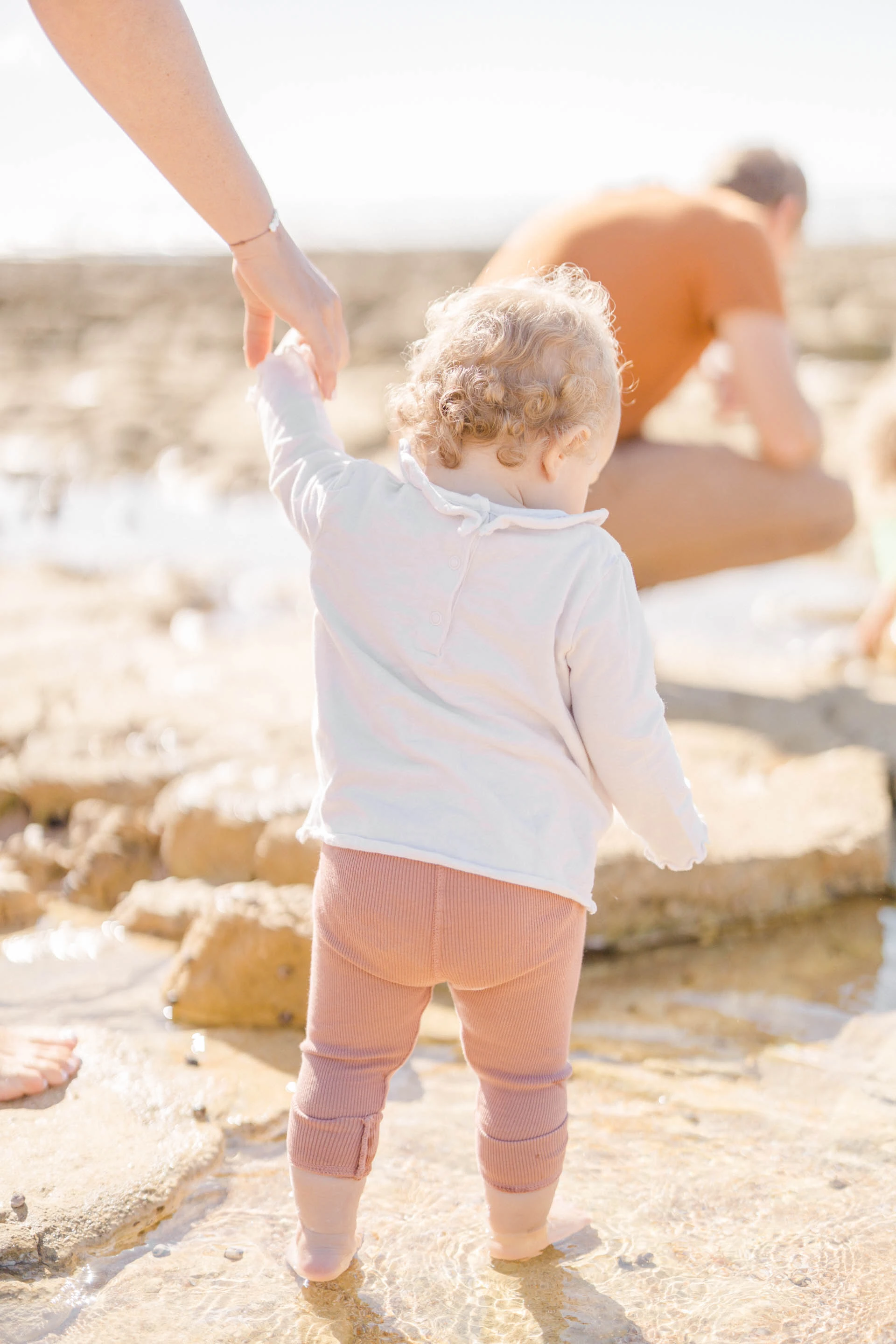 enfant bonheur gris nature extérieur