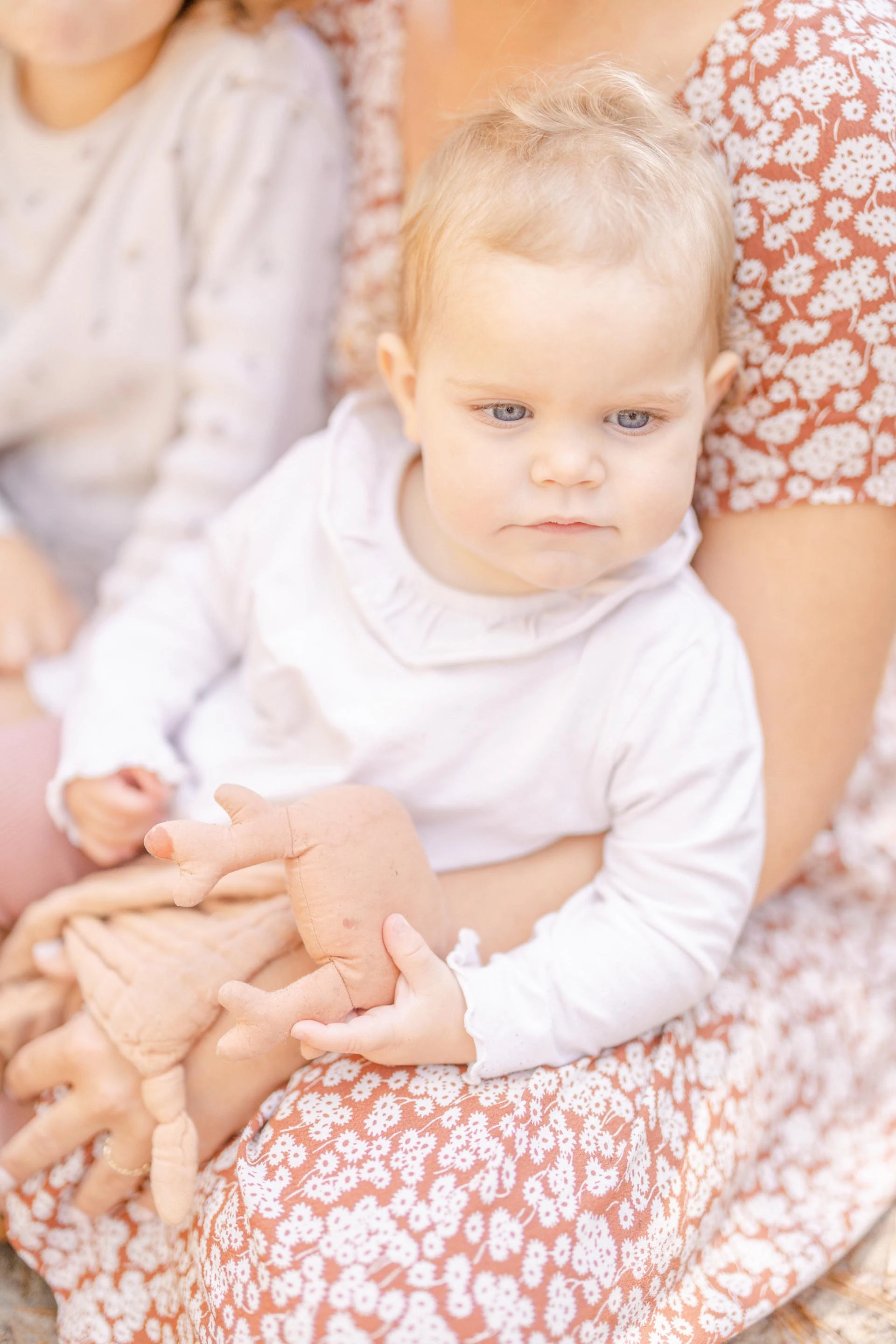 main enfant bonheur rose gris