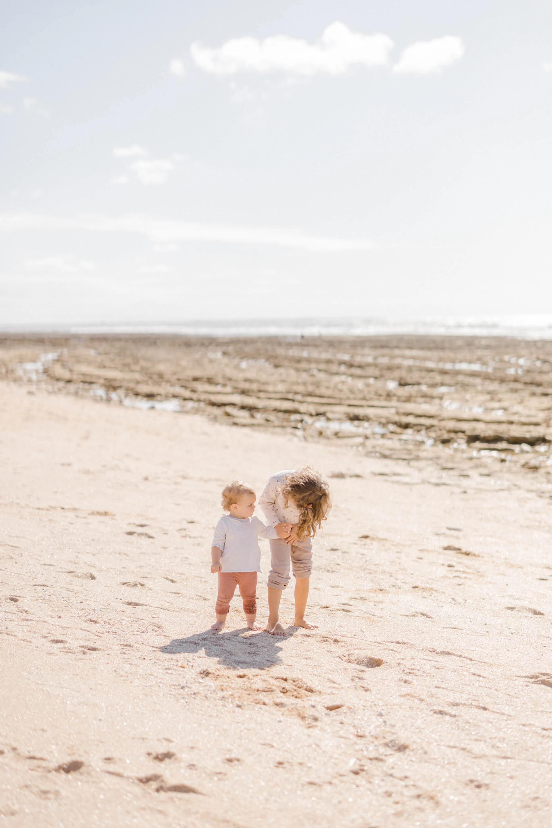 bonheur enfant sable plage beige