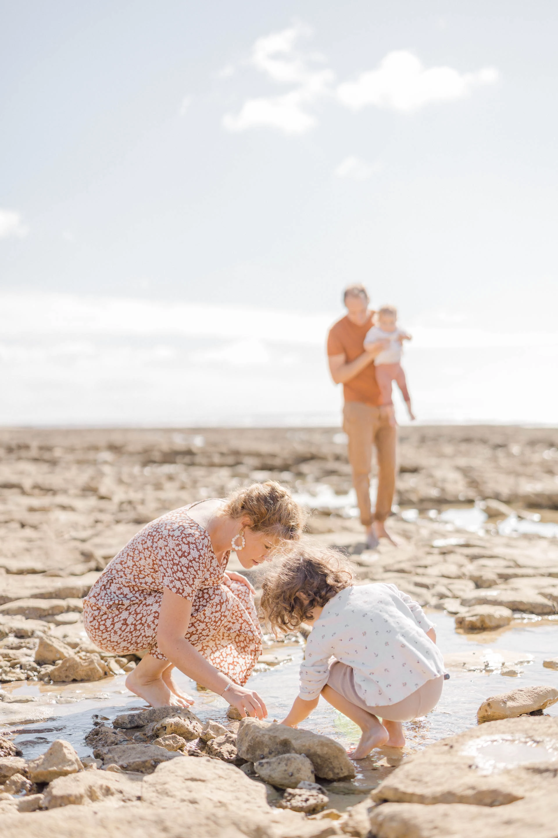 bonheur enfant plage sable gris