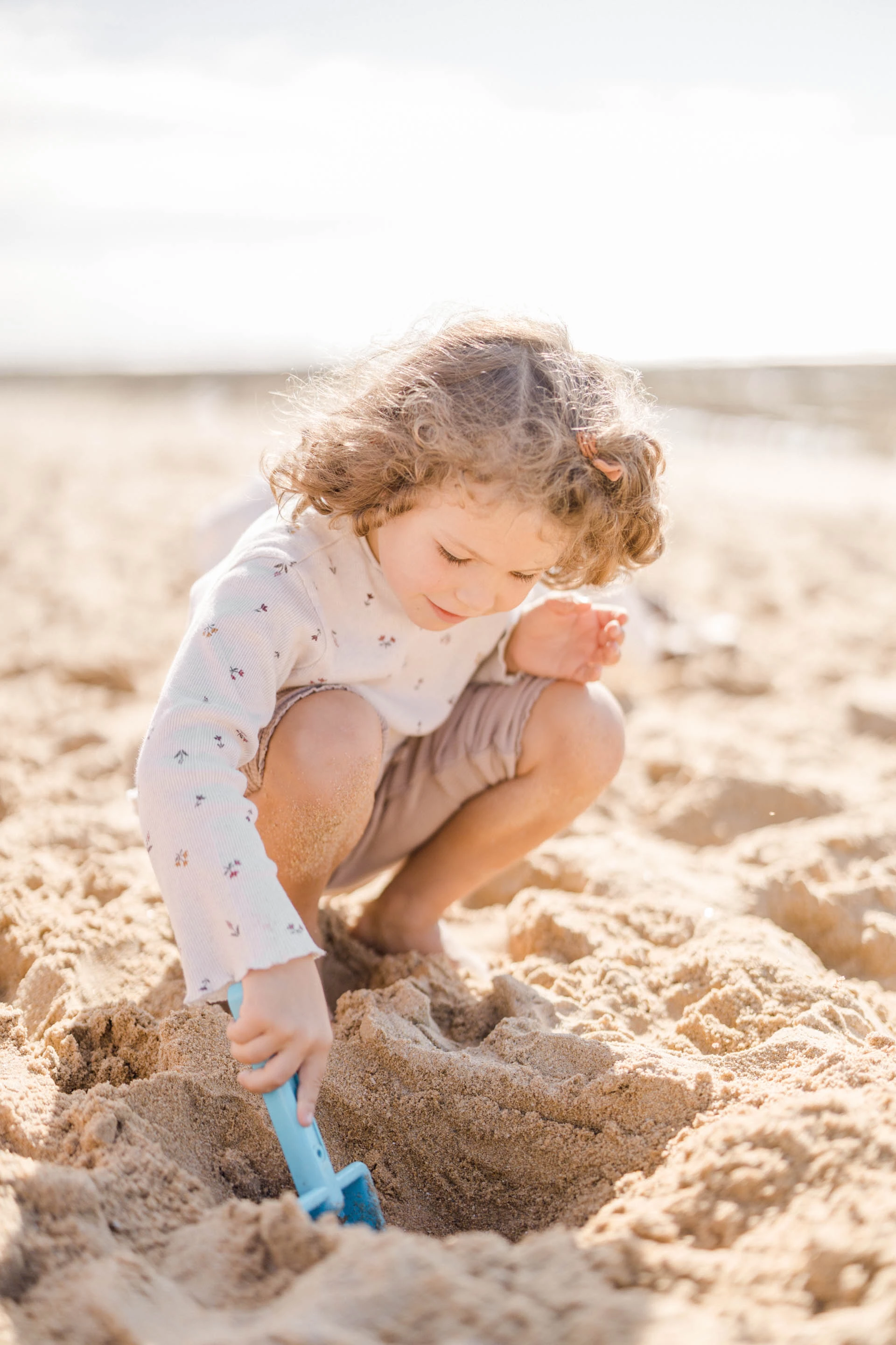 sable enfant plage jouet gris