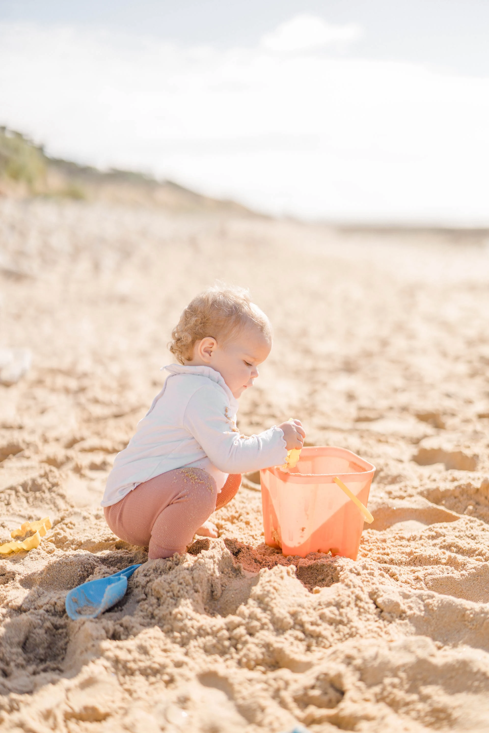 enfant plage sable gris marron