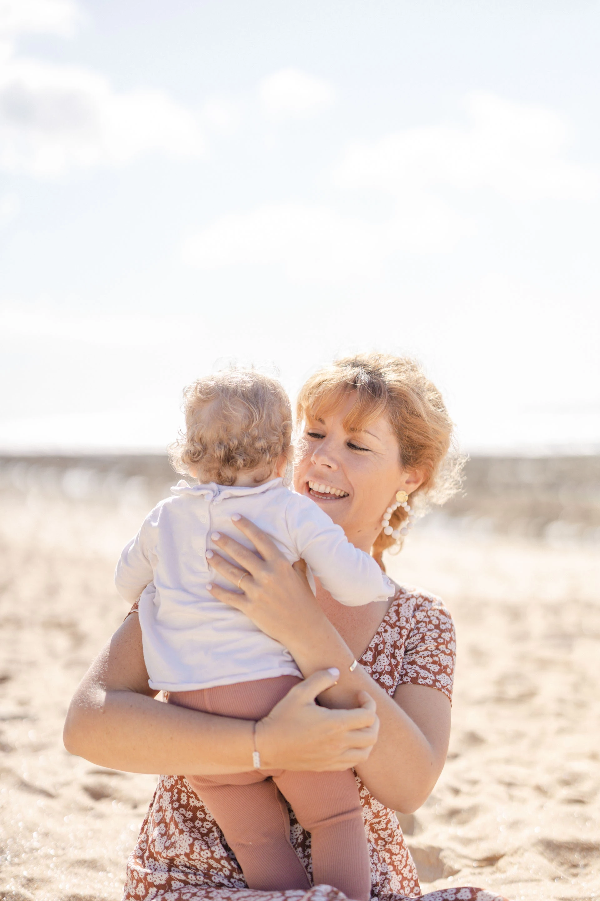 bonheur enfant sourire amour beige