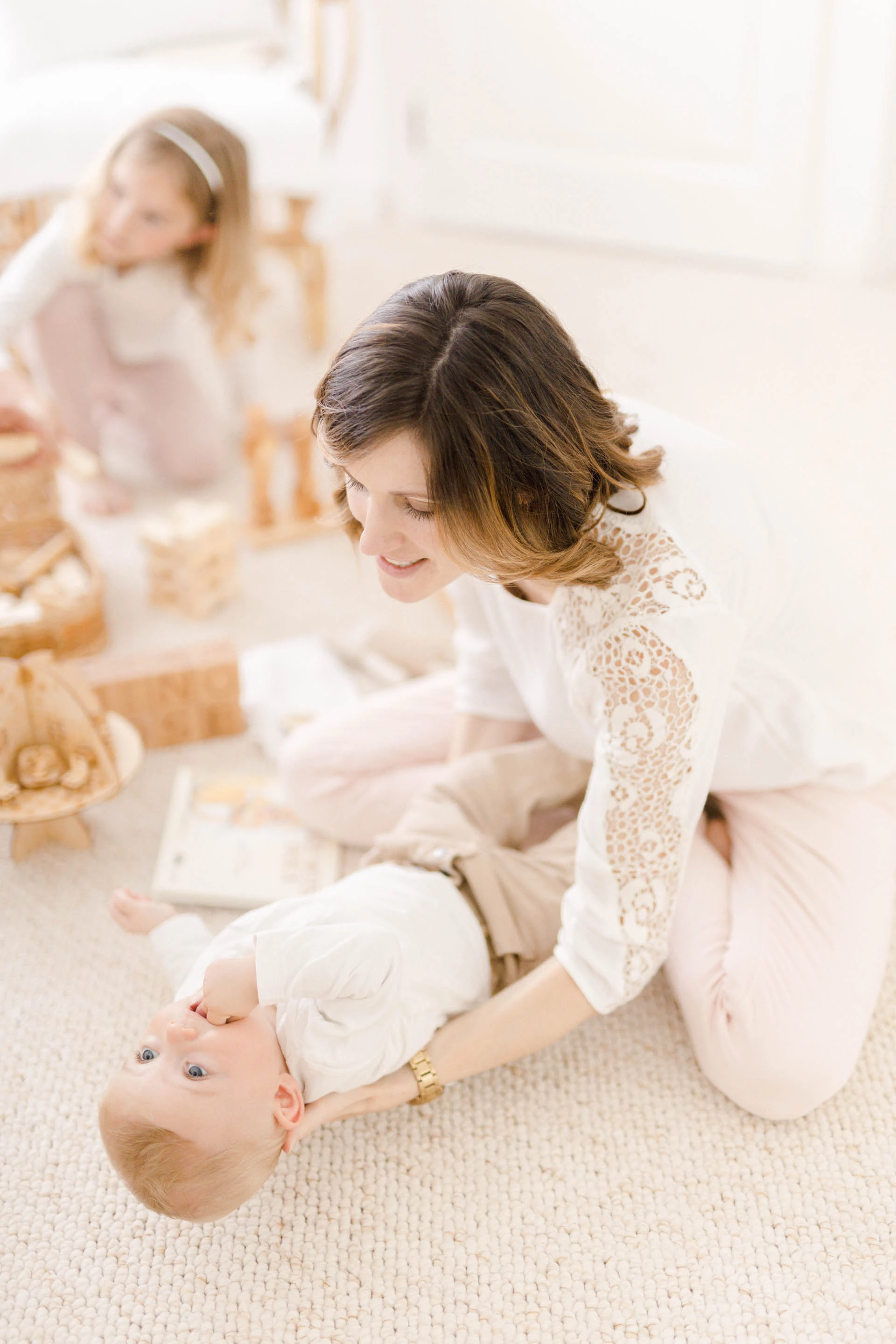 enfant rose bonheur famille jouer avec les enfants