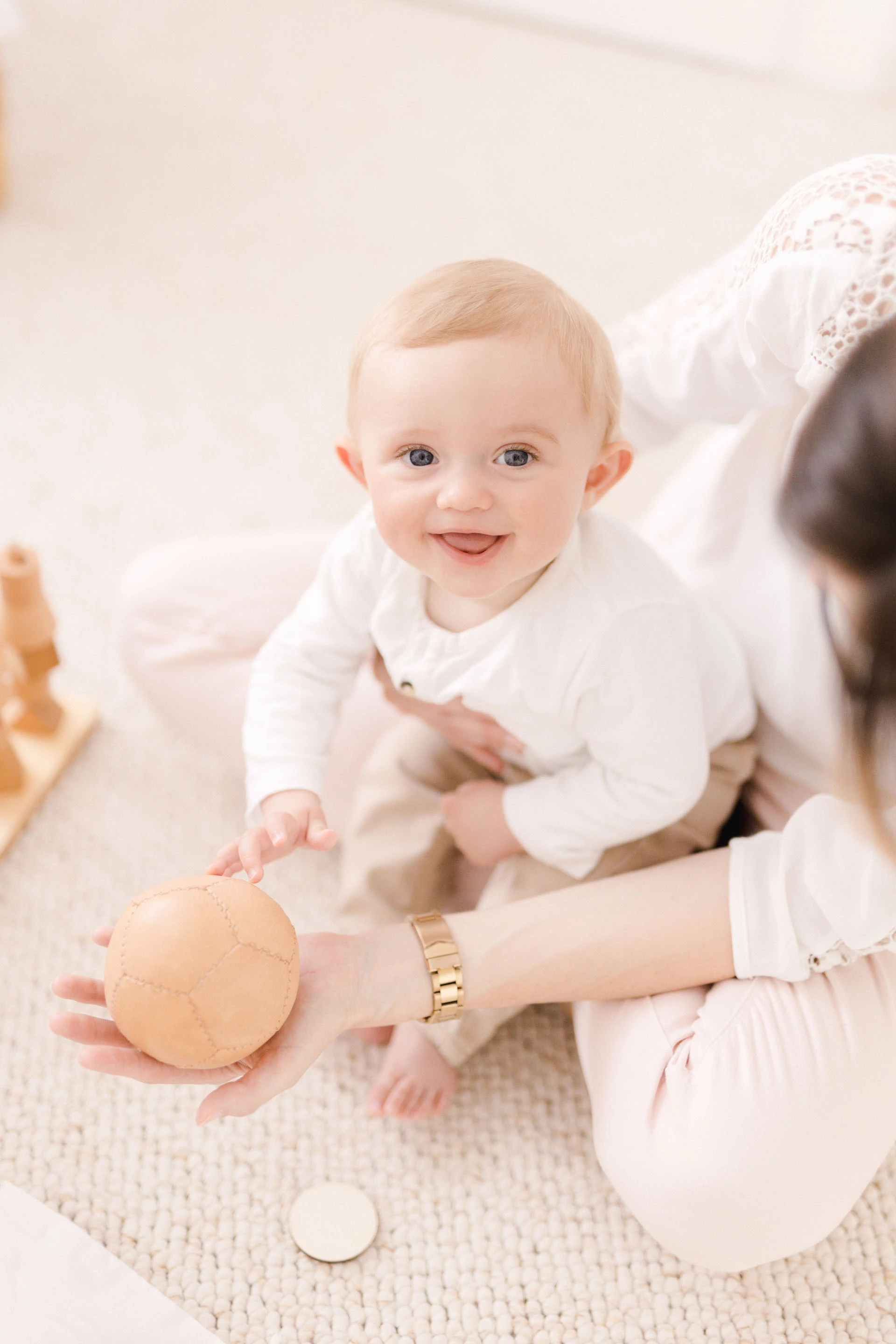 main enfant bonheur beige rose