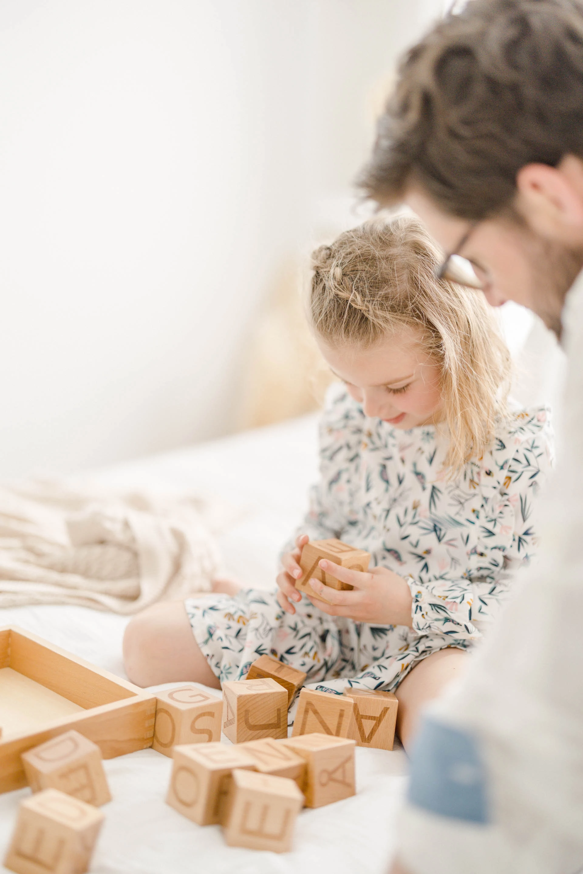 enfant bonheur jouer avec les enfants jouer gris