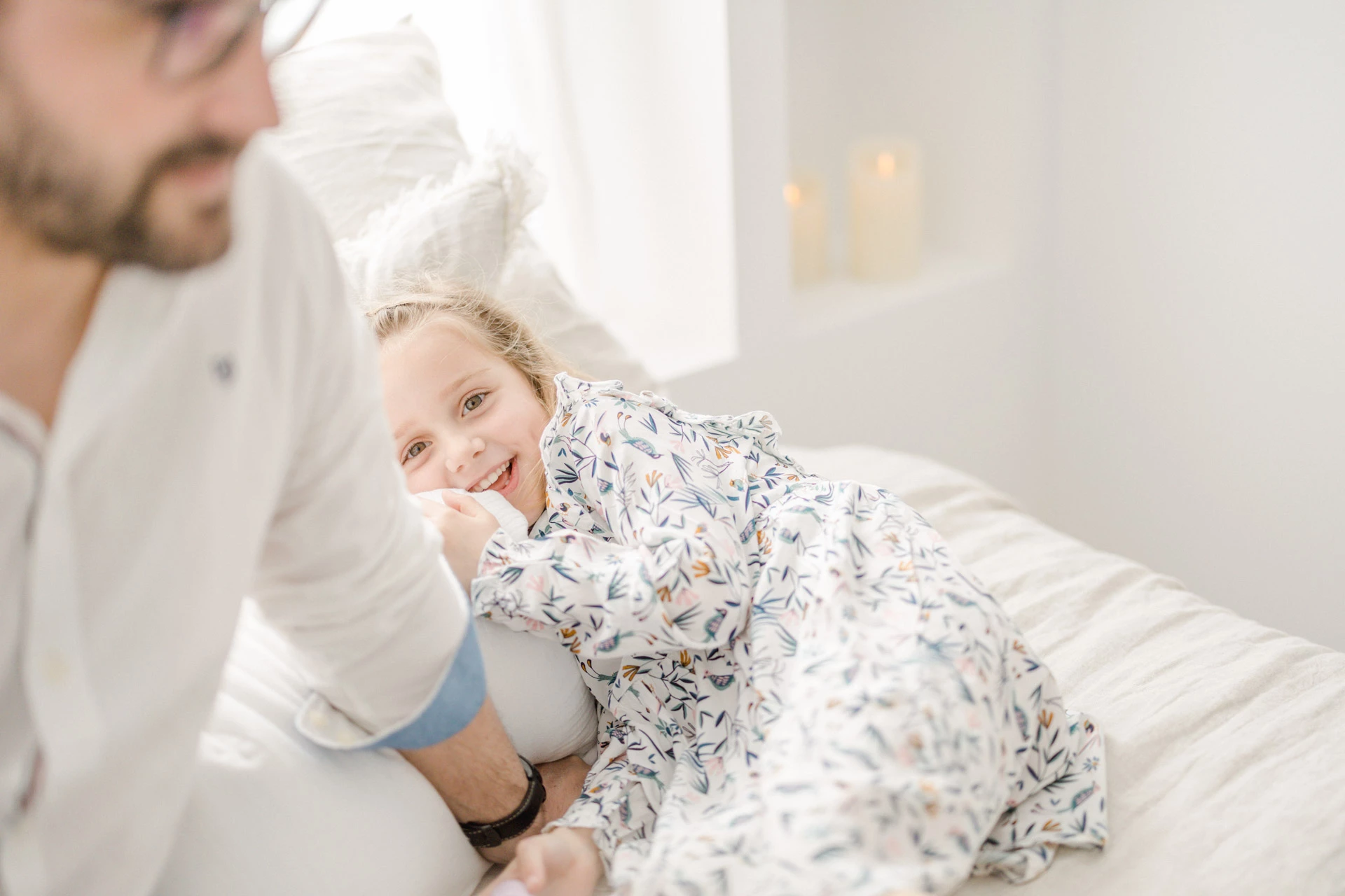 main enfant bonheur gris