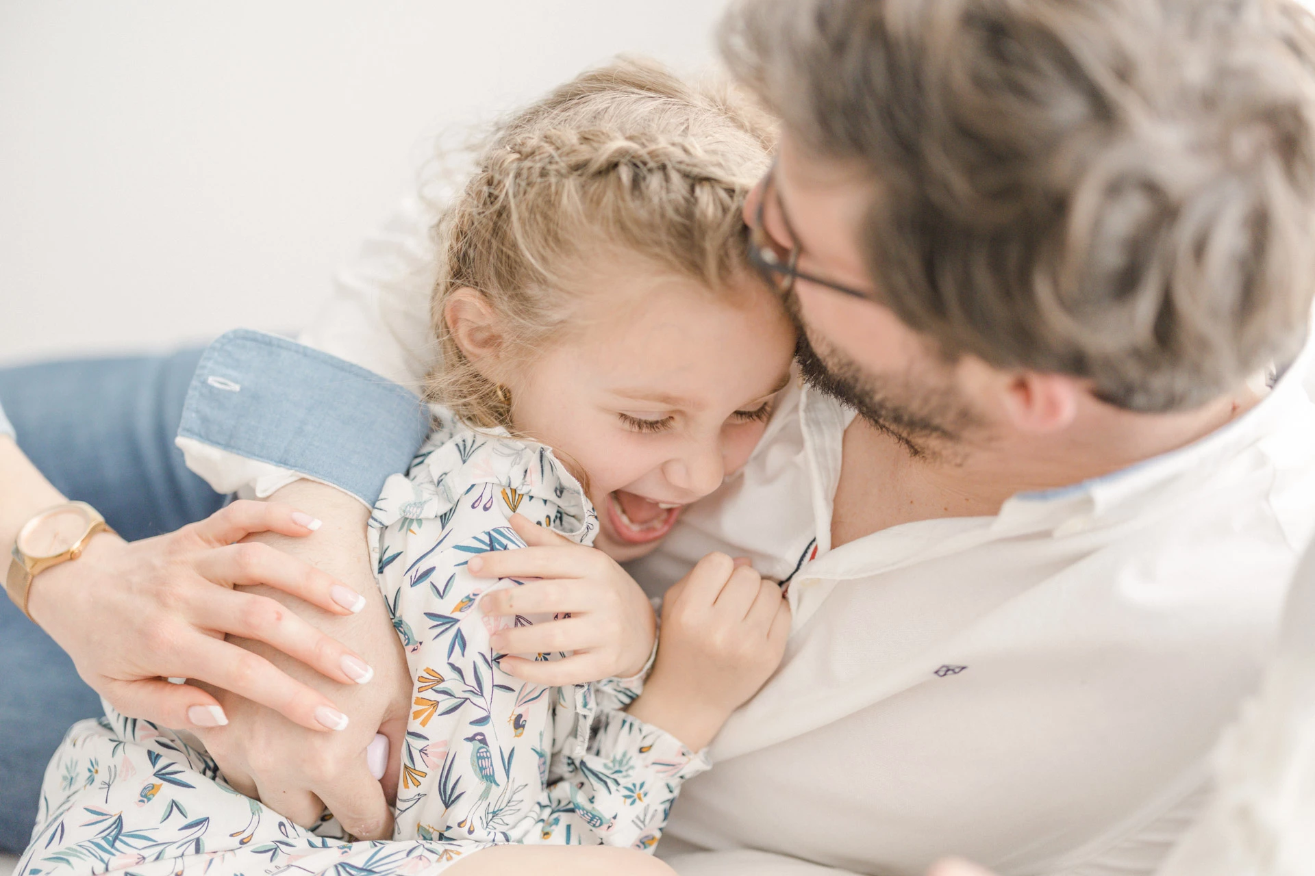 cheveux lunettes bonheur main gris