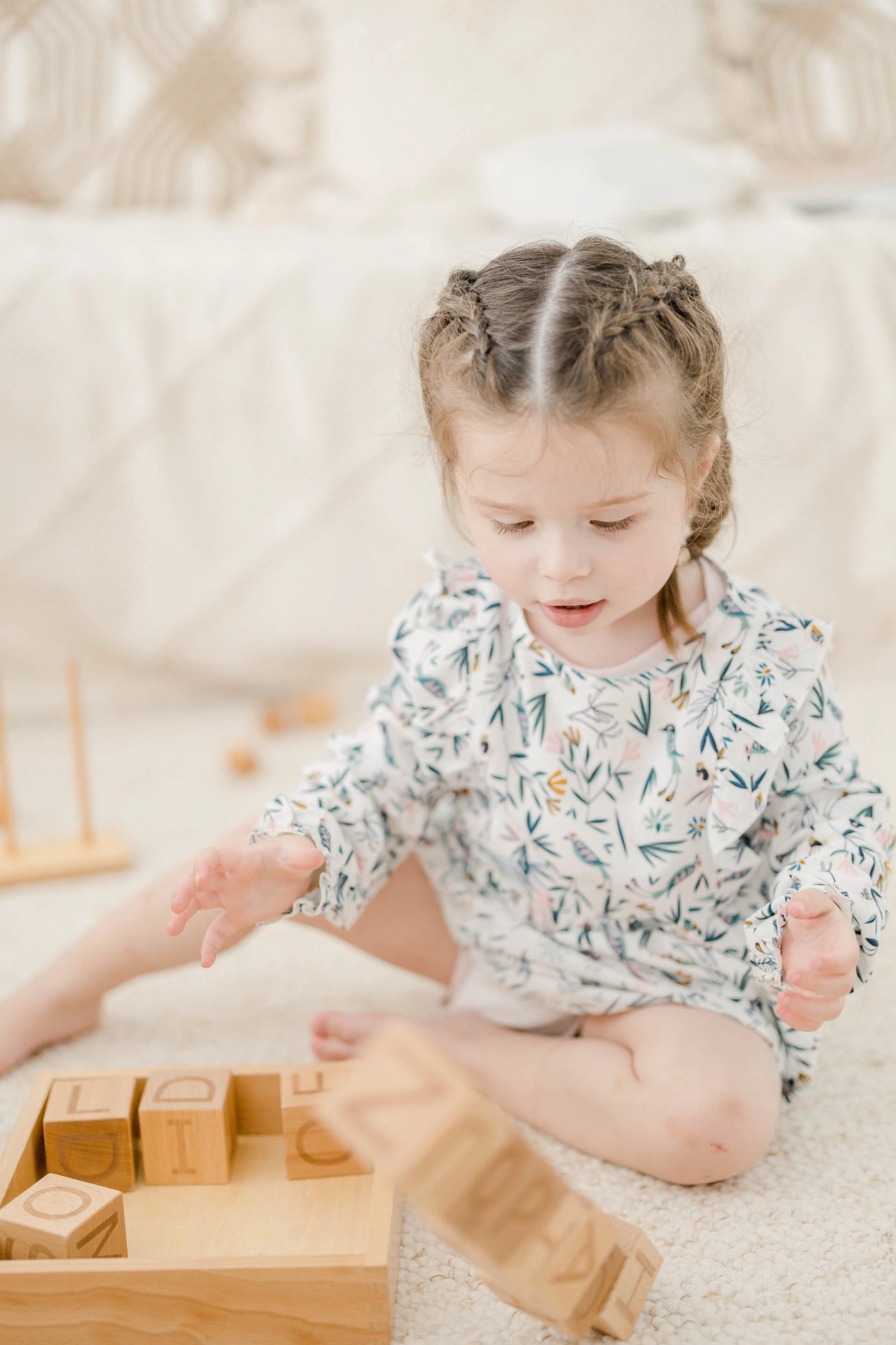 enfant bonheur jouer gris marron