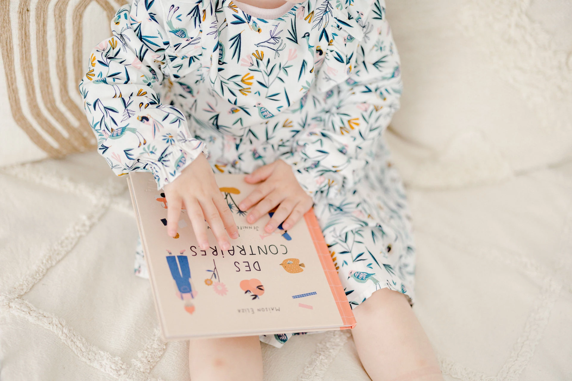 enfant papier écriture gris marron