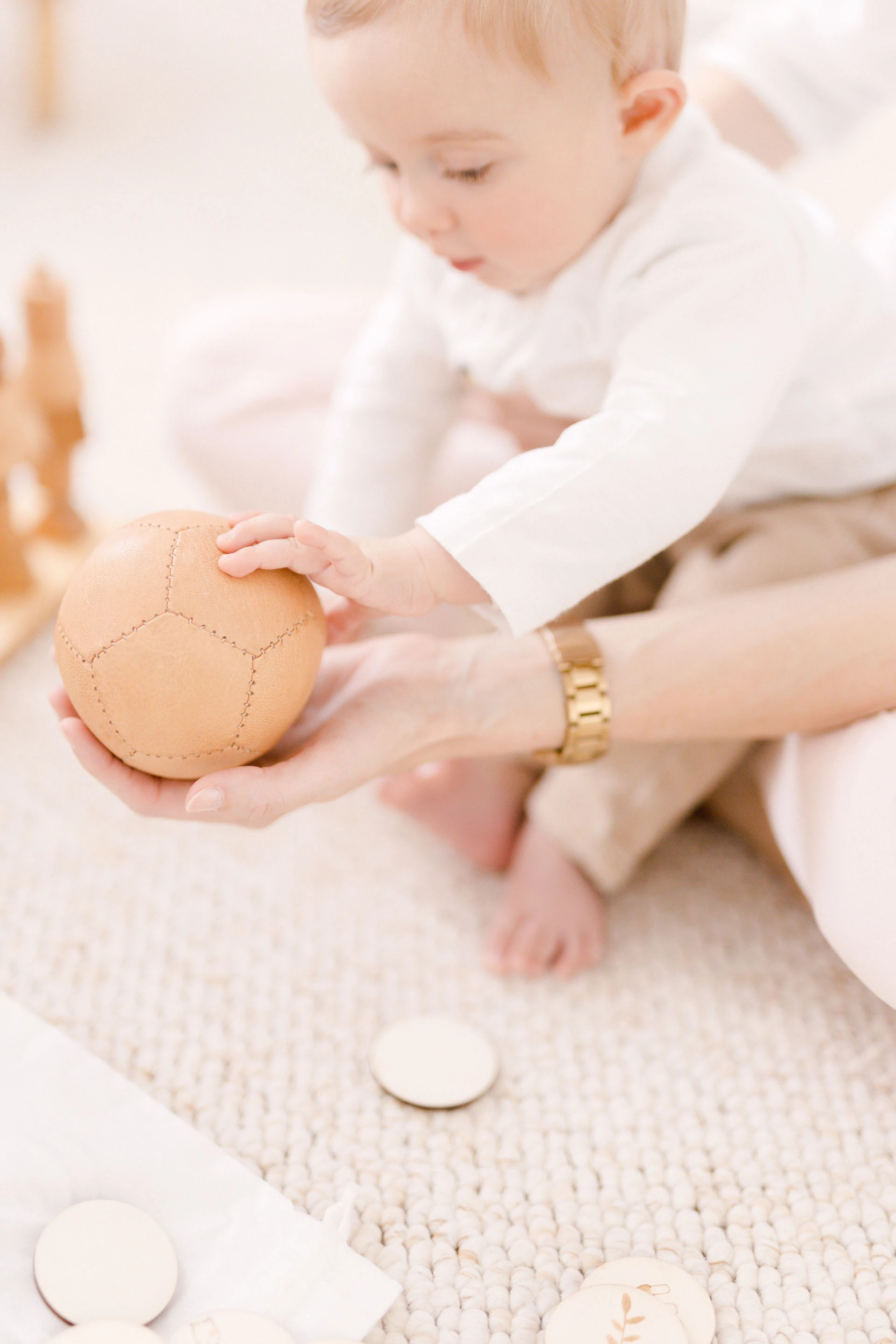 enfant jouer jouet beige gris