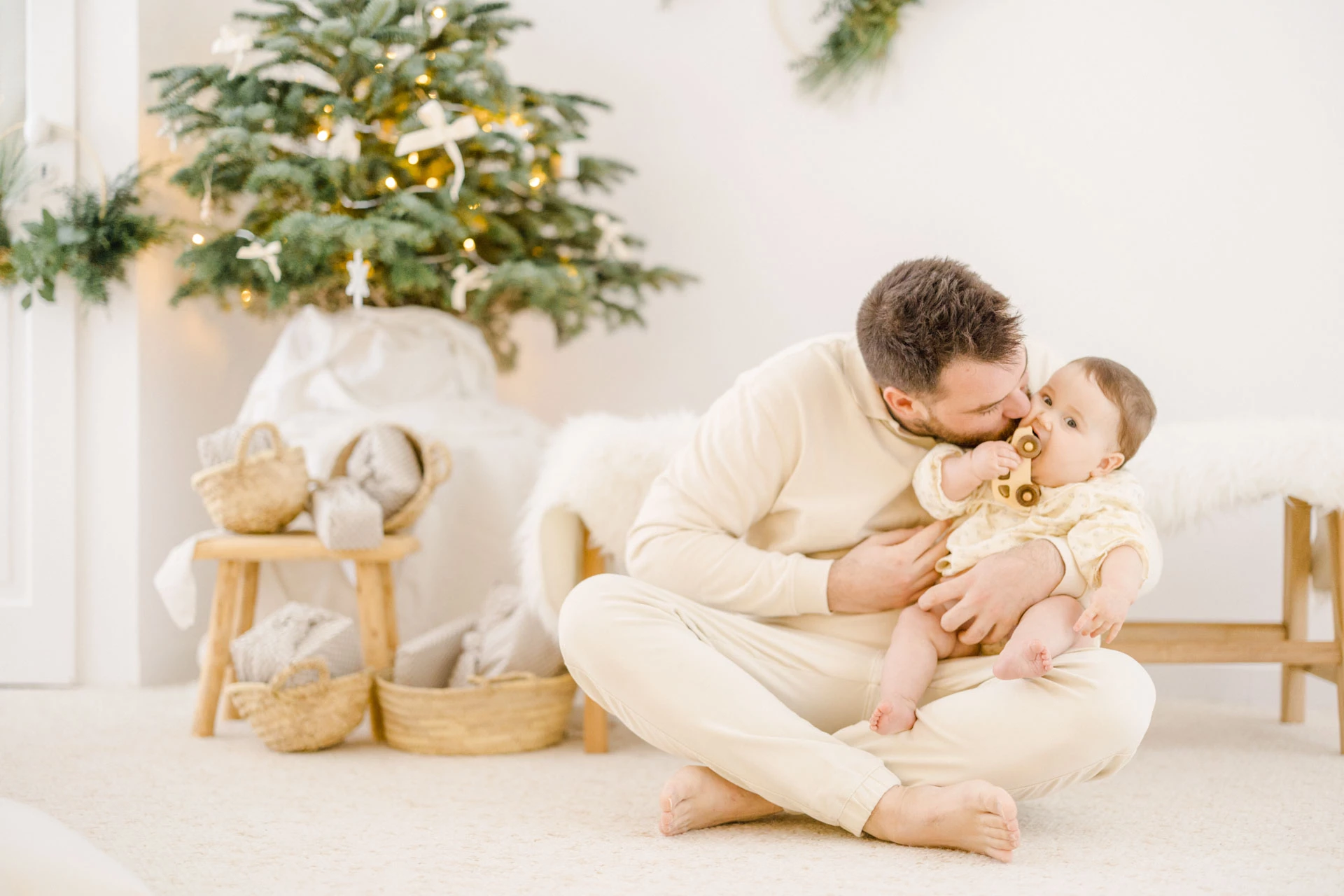 bonheur enfant jouet jouer avec les enfants gris