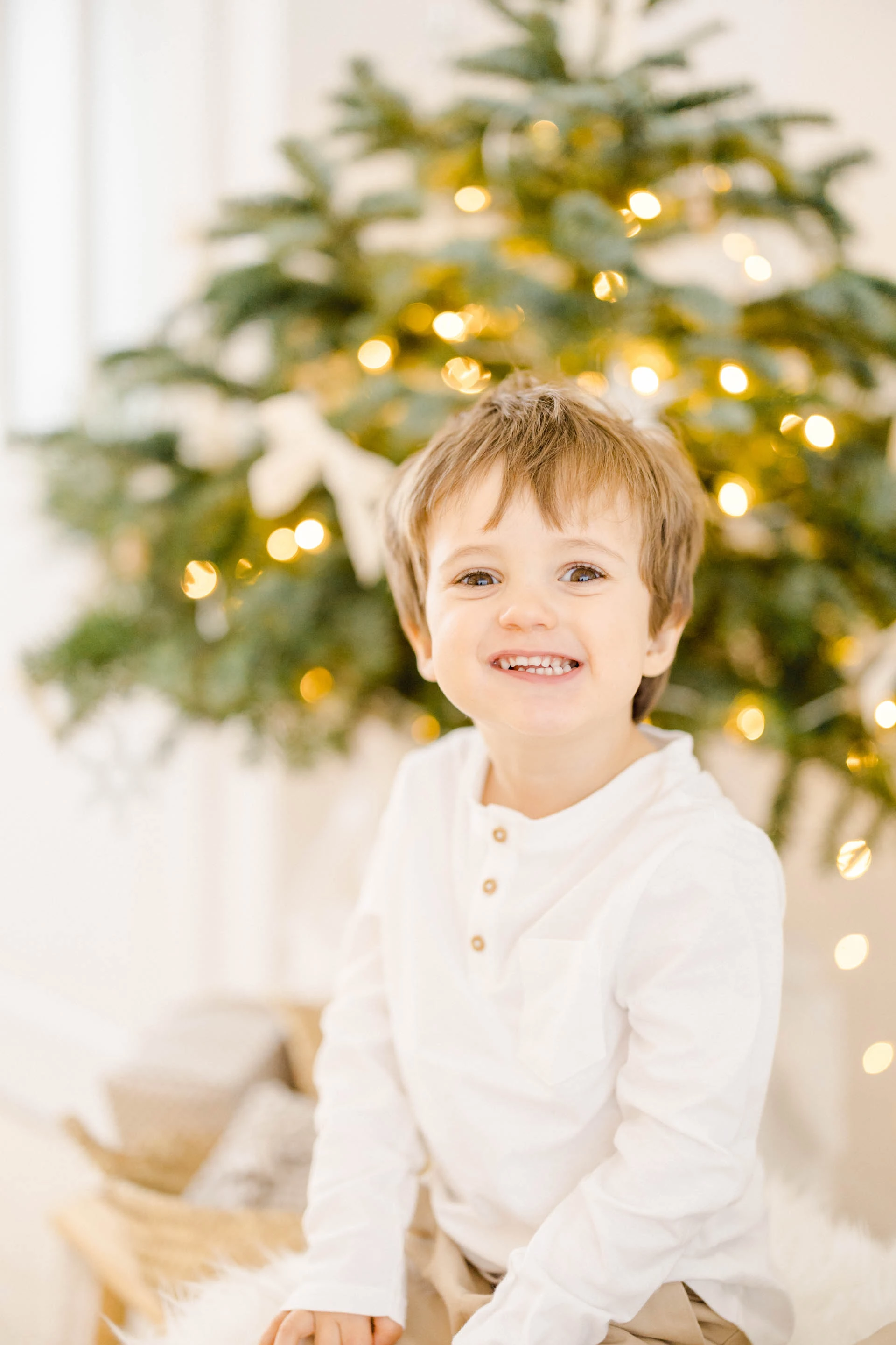 bonheur événement sourire enfant beige