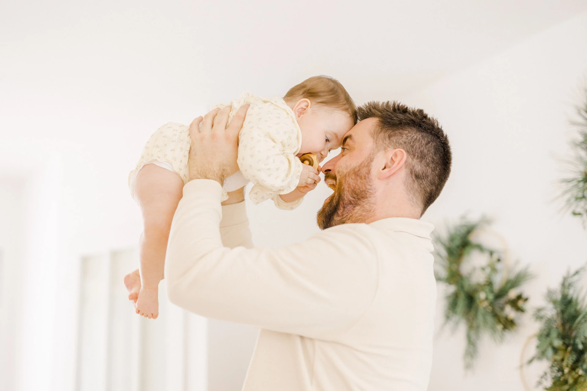 bonheur main enfant sourire beige