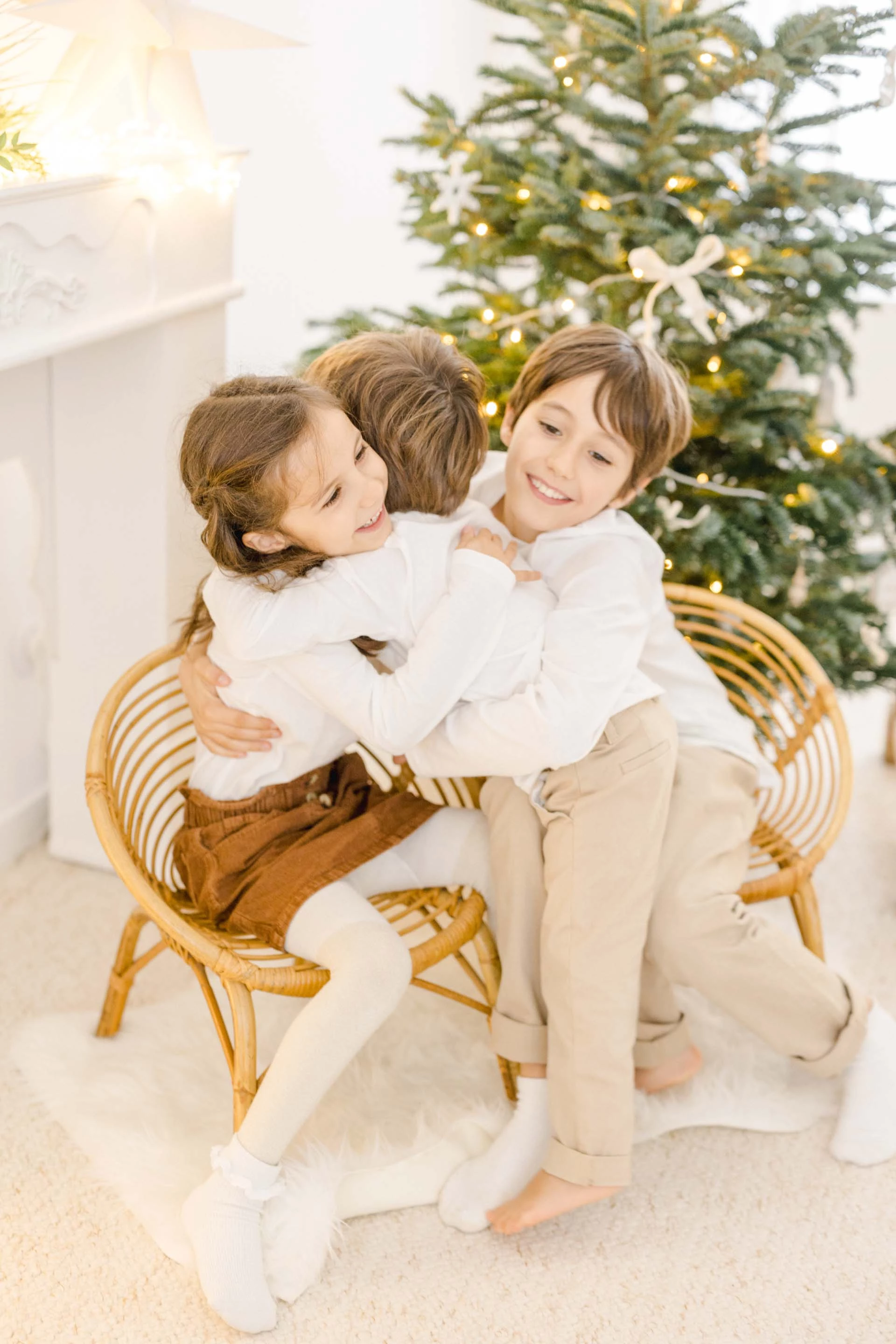 bonheur sourire enfant chaise gris