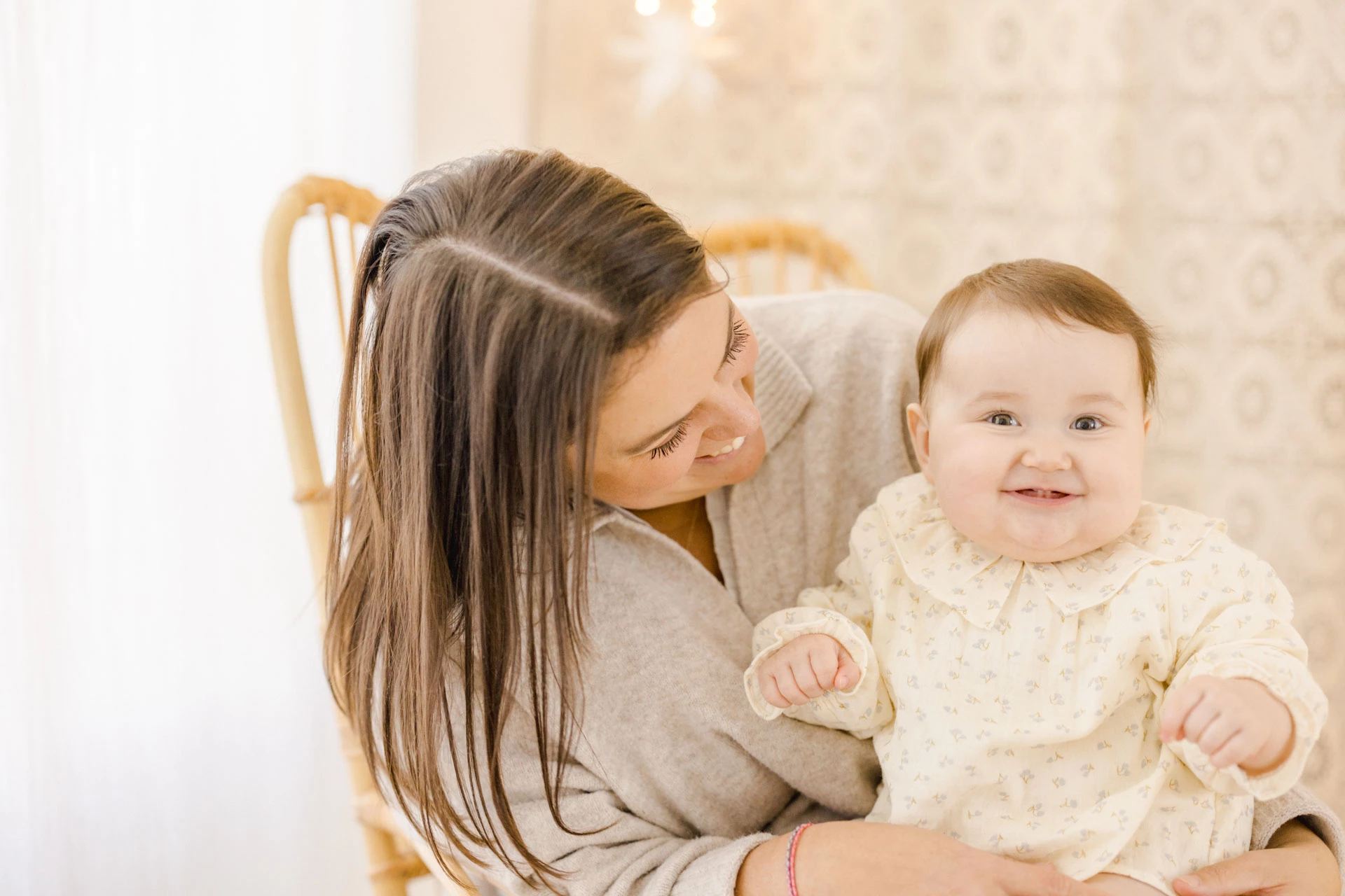 sourire bonheur enfant marron gris