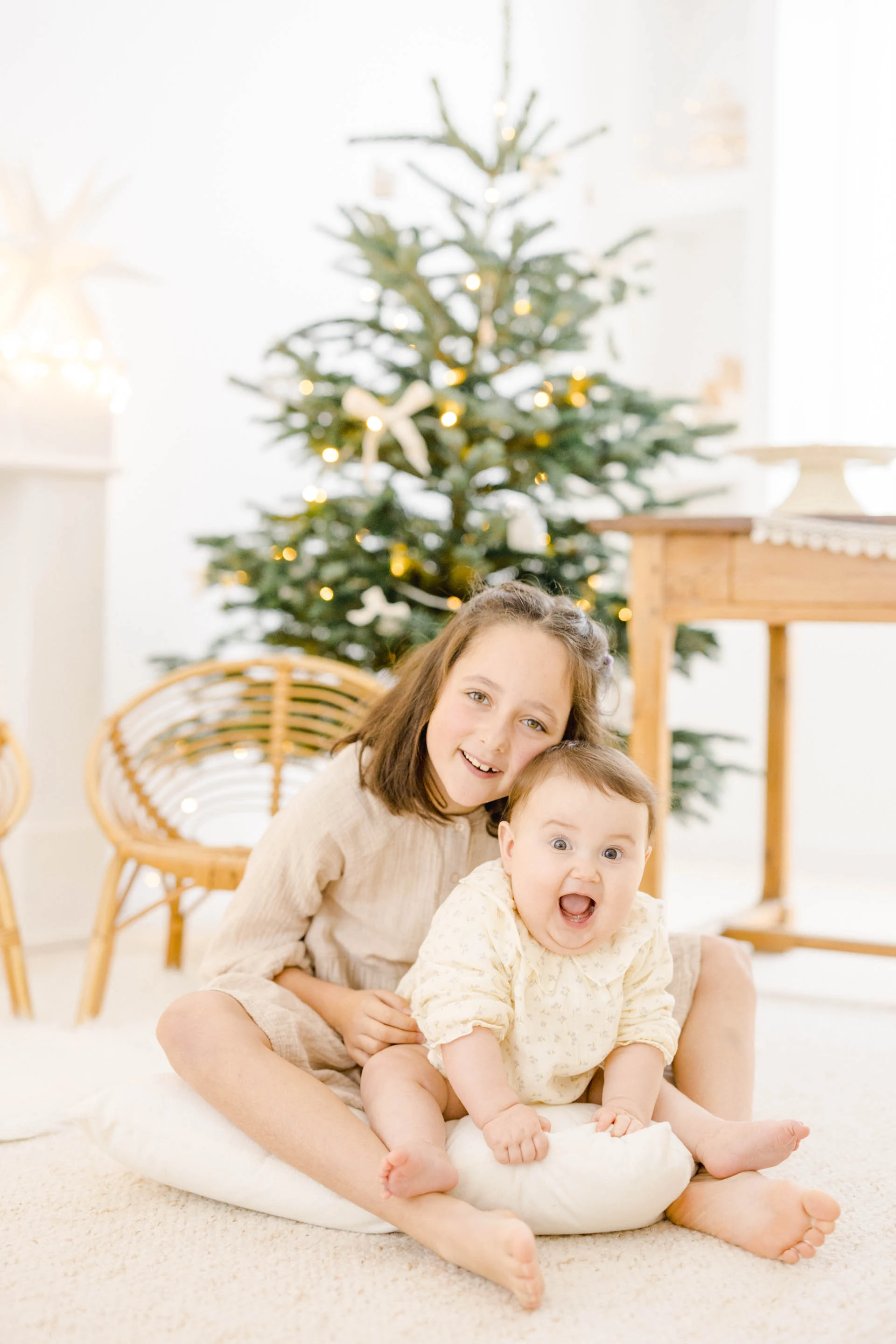 bonheur sourire enfant beige gris