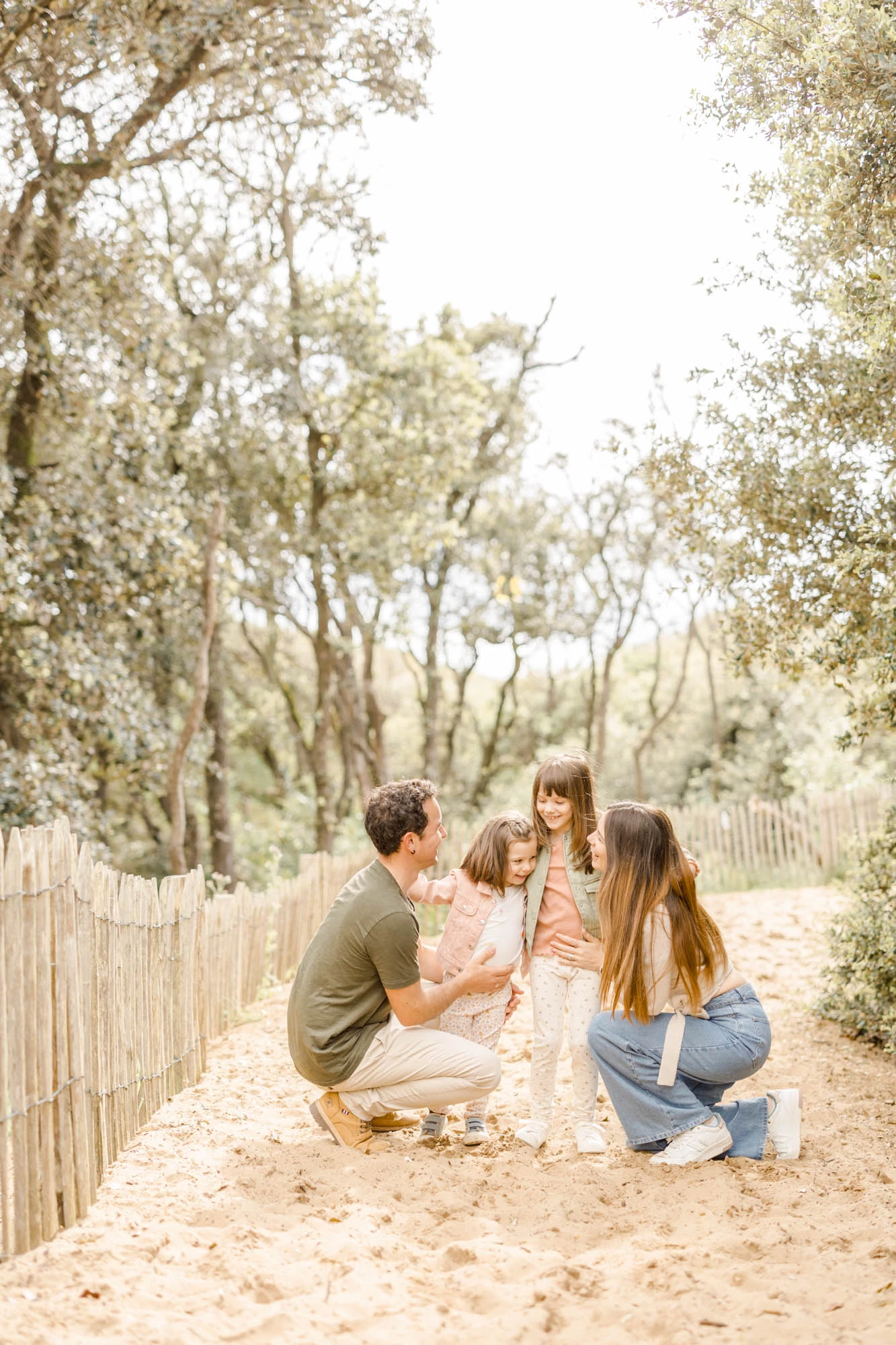 bonheur enfant se tenir la main amour sol