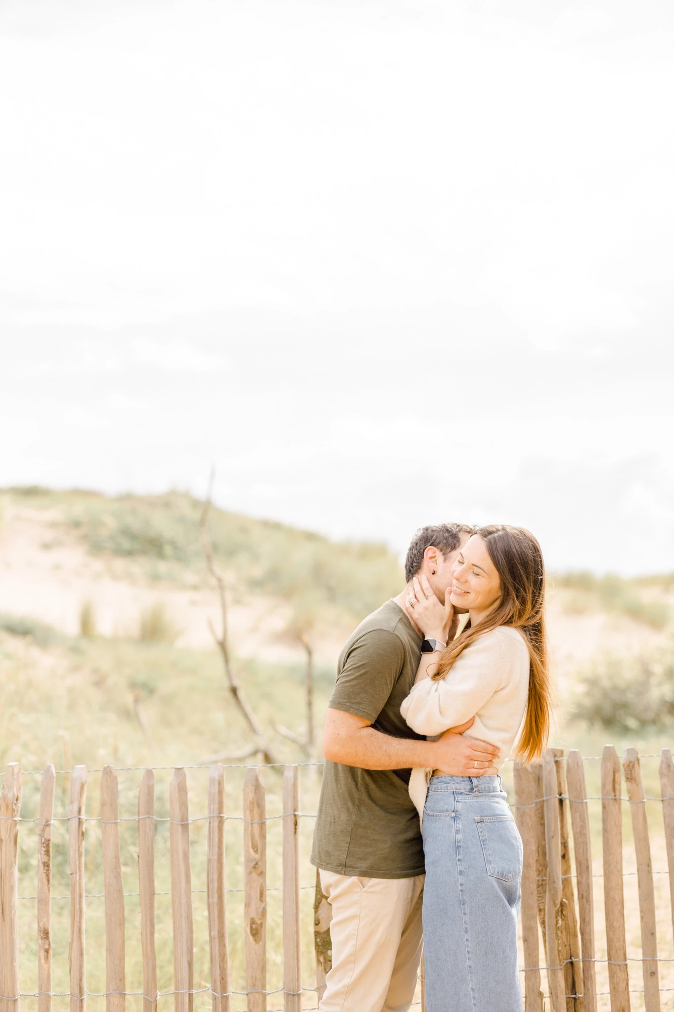 bonheur sable amour se tenir la main gris