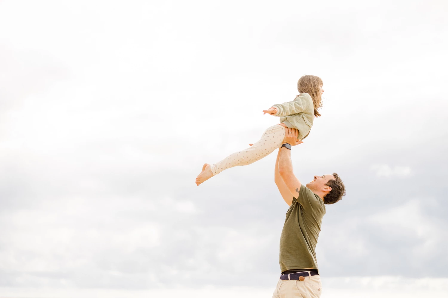 bonheur main enfant amour beige