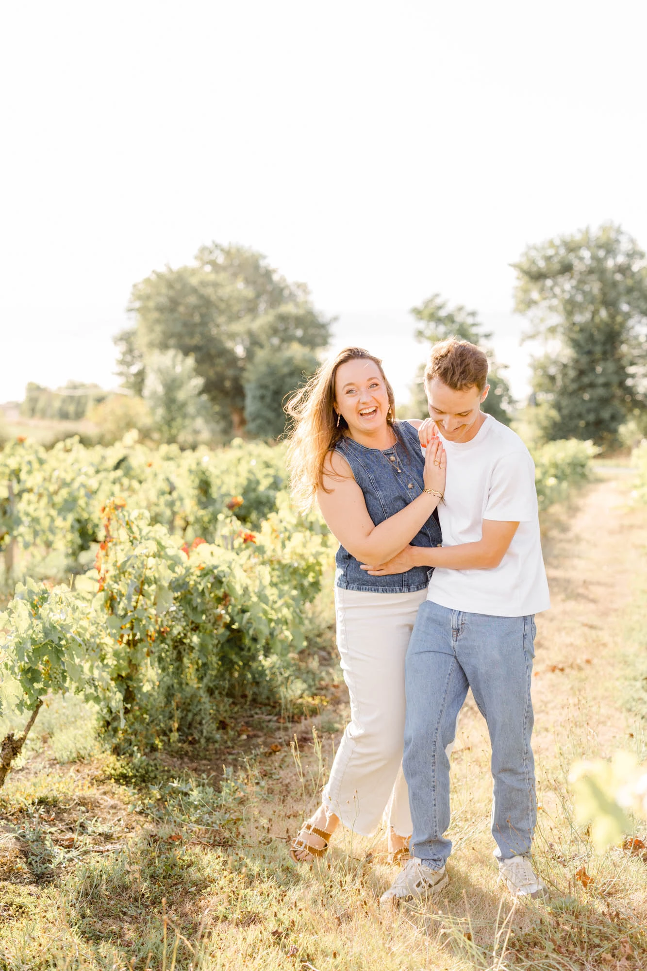 bonheur amour plantation se tenir la main chemin de terre