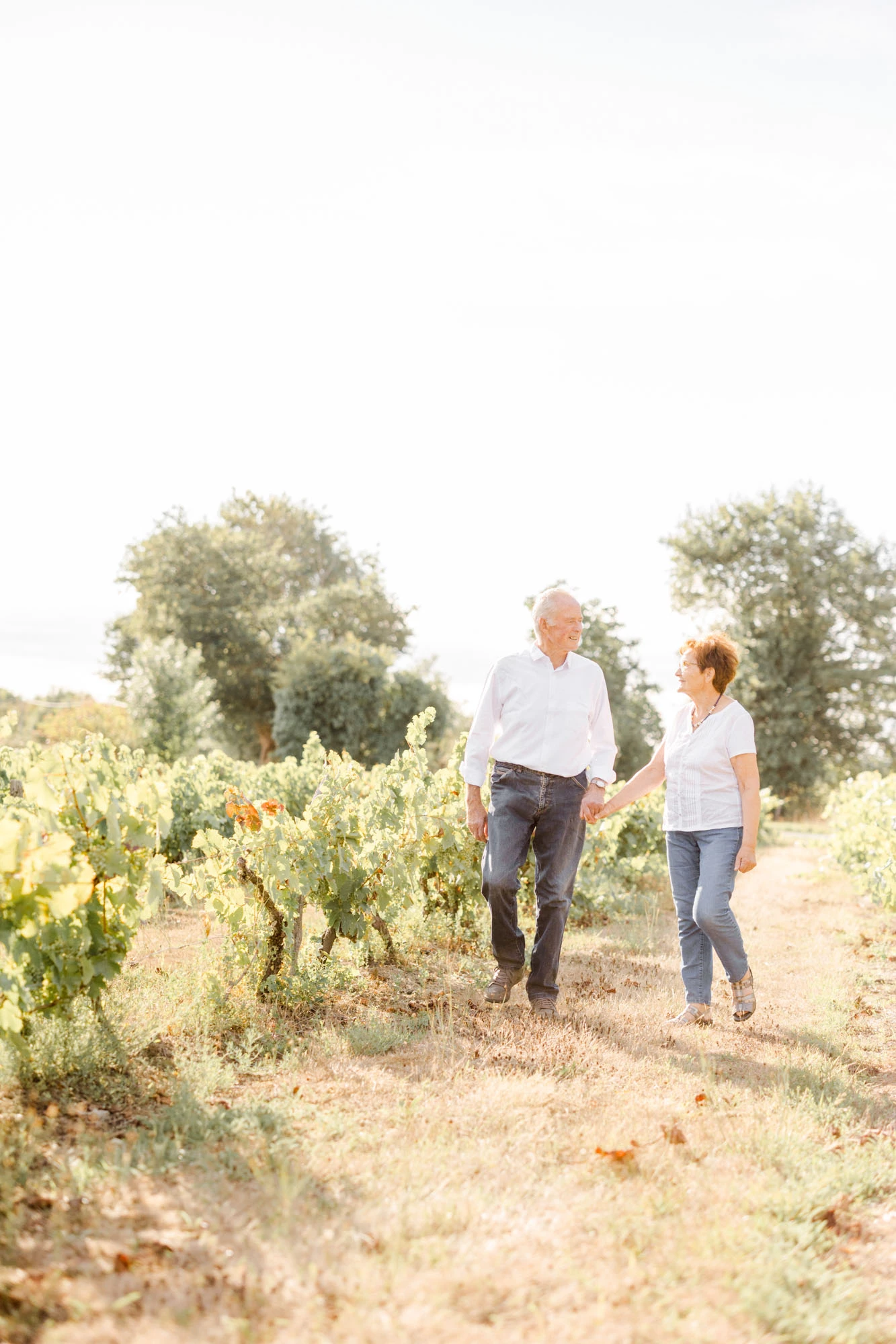 bonheur amour sol plantation se tenir la main