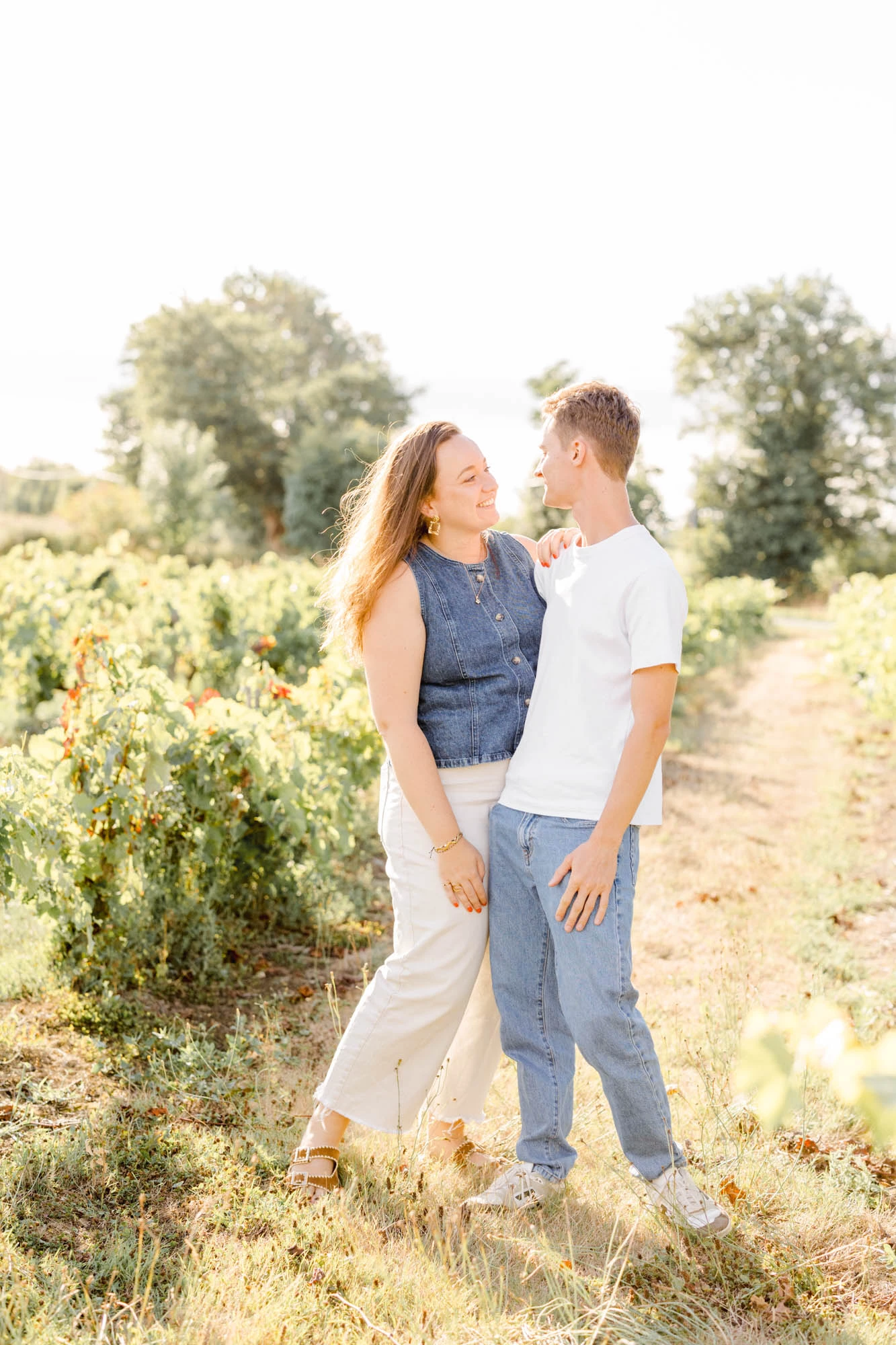 bonheur amour se tenir la main sol chemin de terre