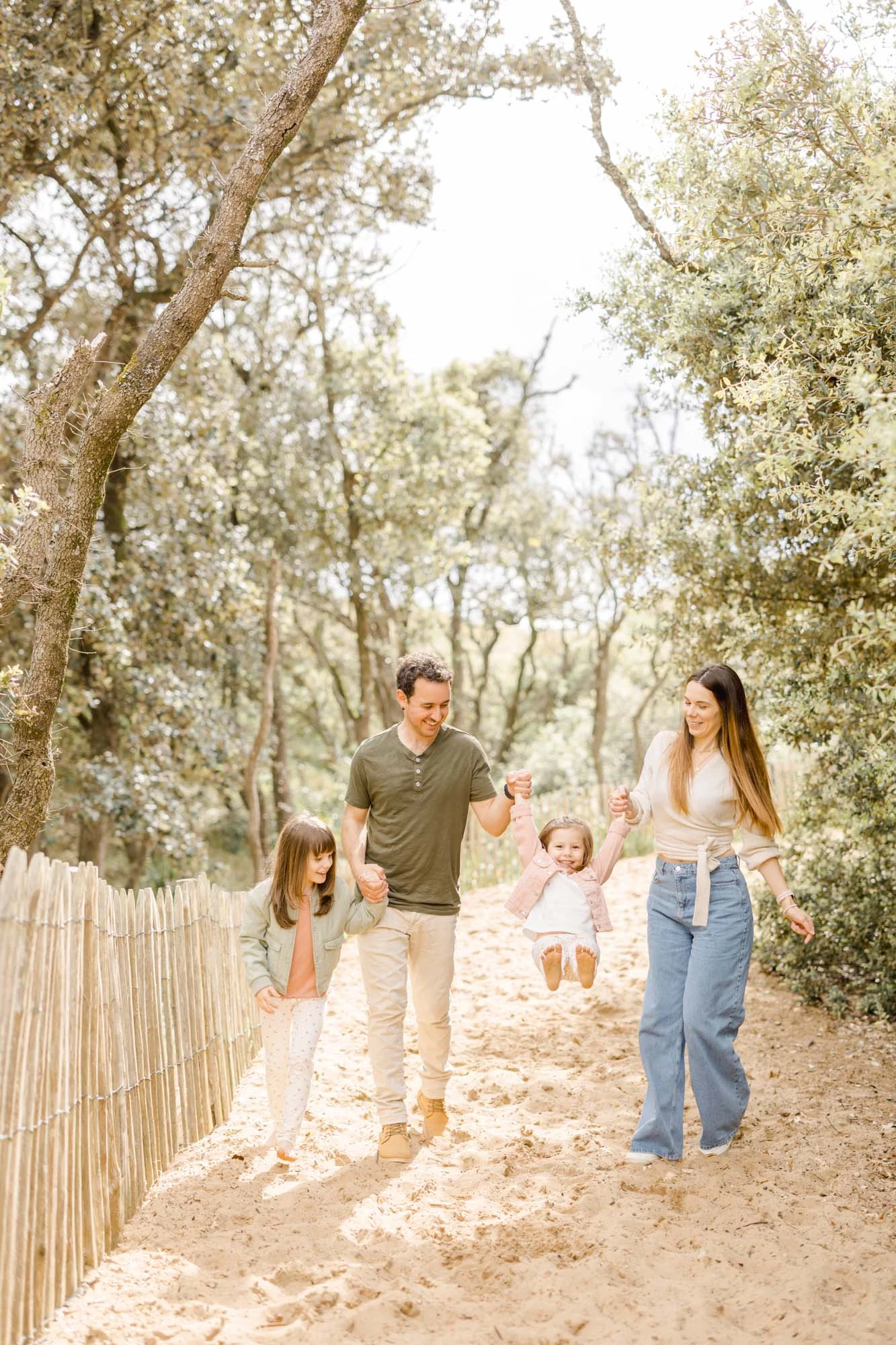 bonheur événement enfant se tenir la main marron
