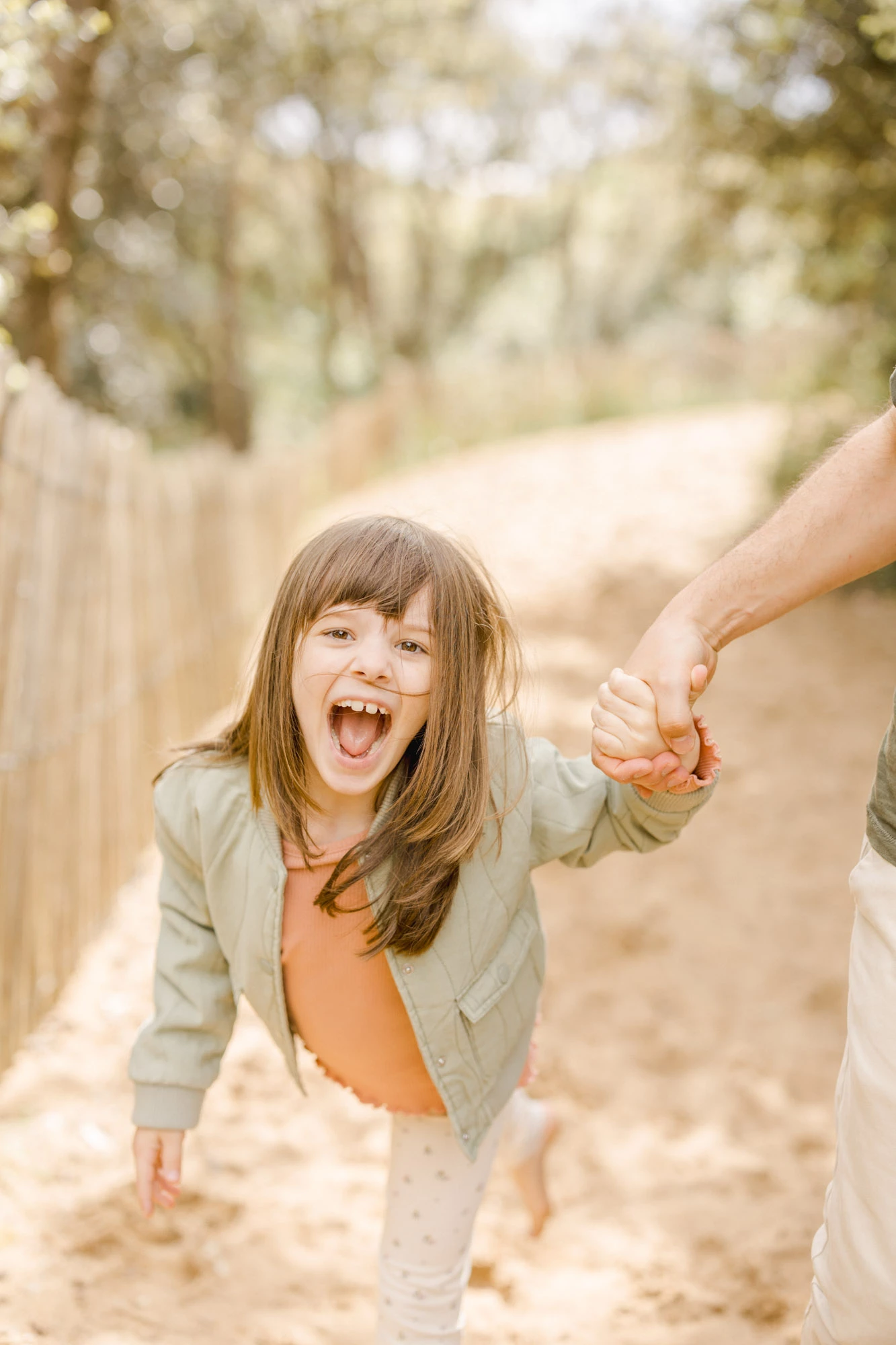 bonheur main sourire enfant beige