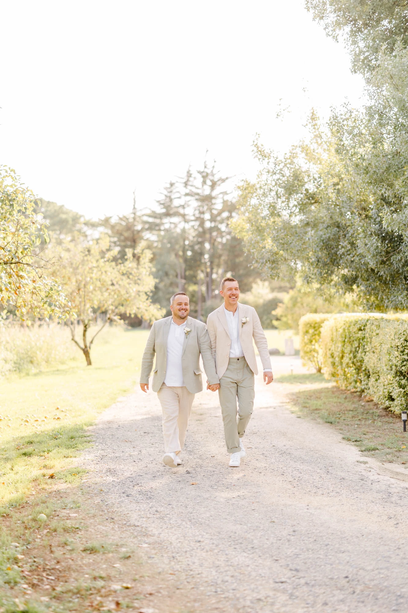 événement, vêtements de cérémonie, bonheur, les gens dans la nature, se tenir la main