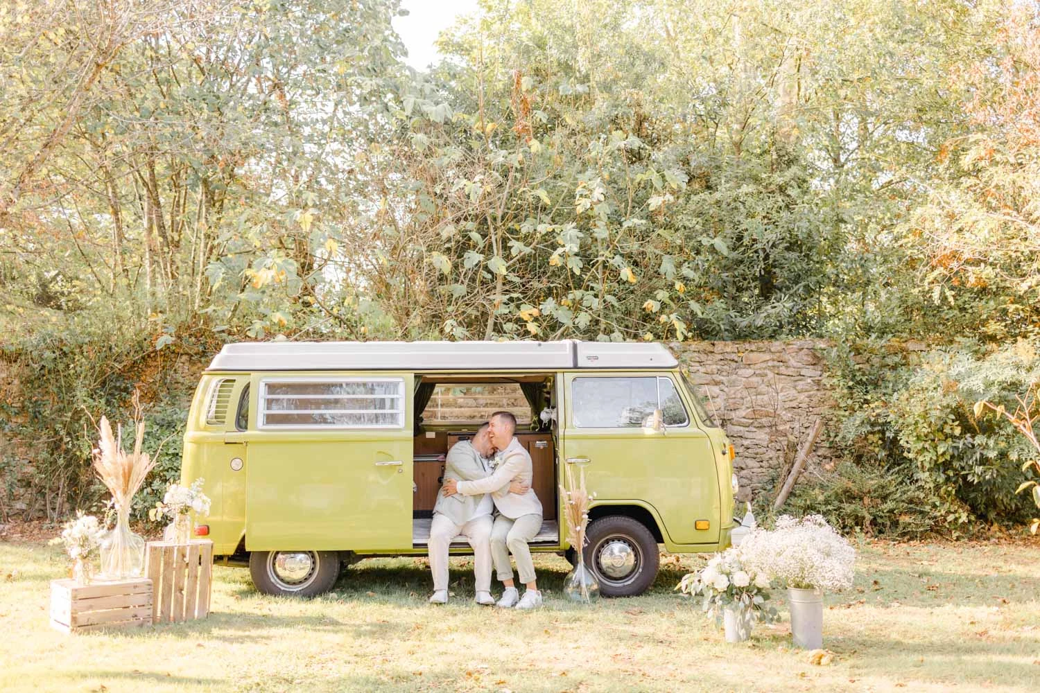 vêtements de mariée, les gens dans la nature, mariée, portière de voiture, robe de mariée