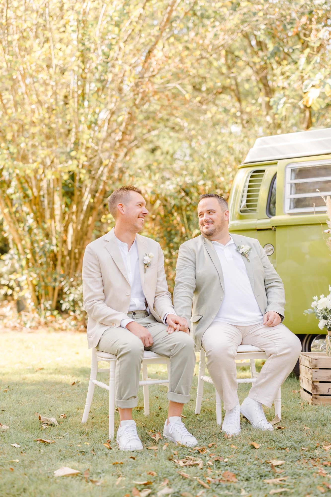 bonheur, vêtements de cérémonie, les gens dans la nature, se tenir la main, amour