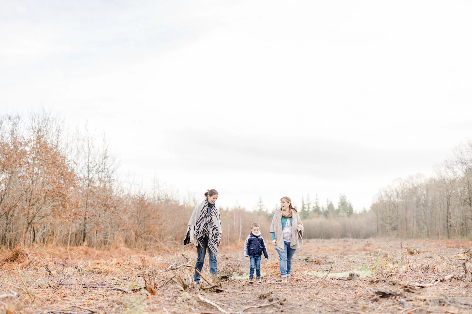 nature feuille enfant bonheur se tenir la main