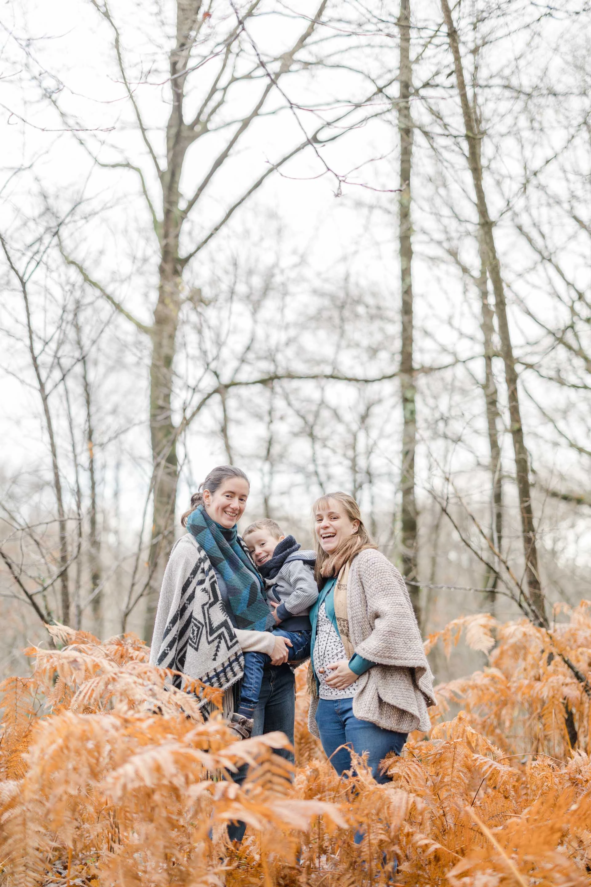 bonheur sourire forêt gris marron