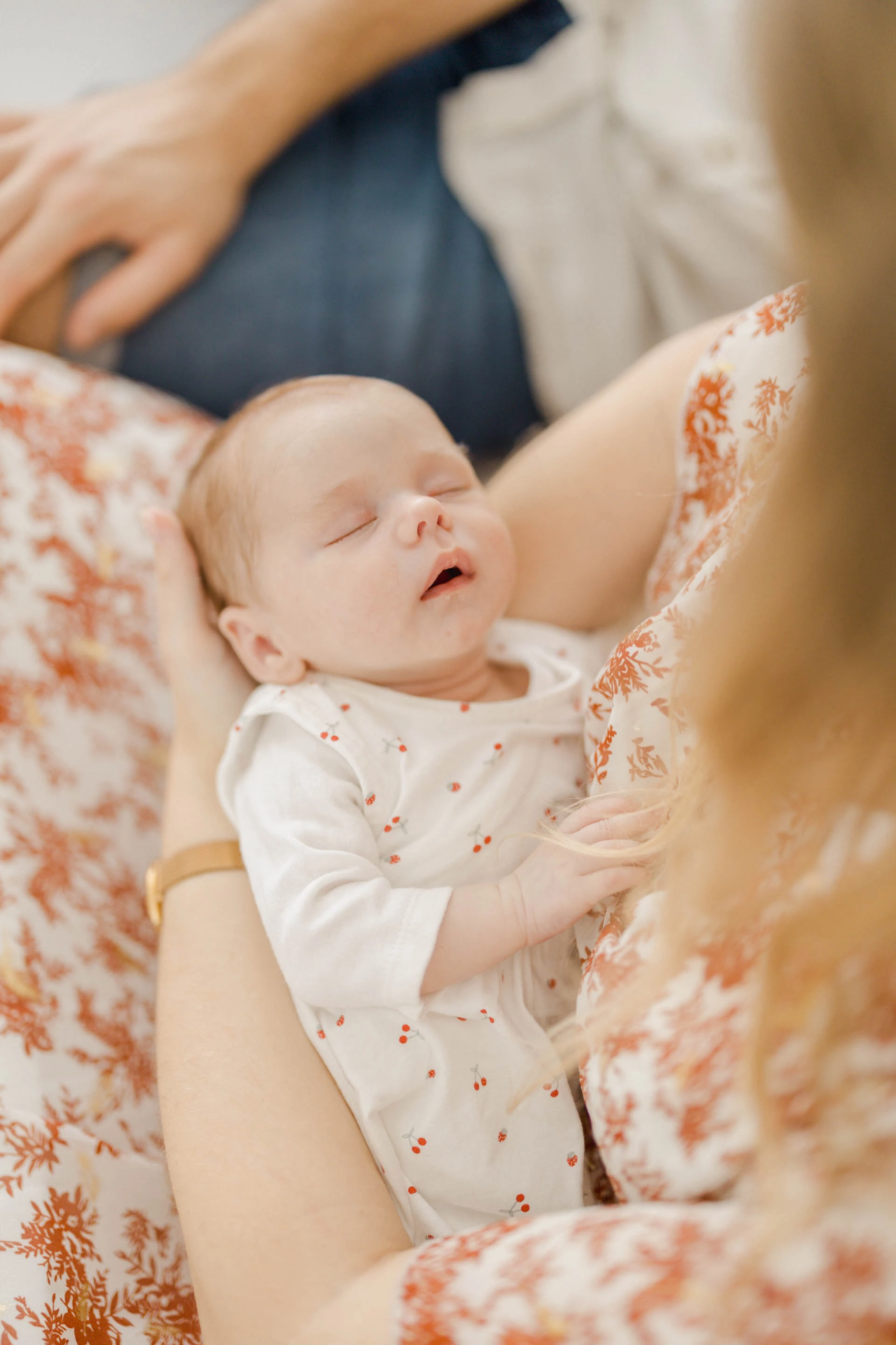 main bonheur enfant amour gris