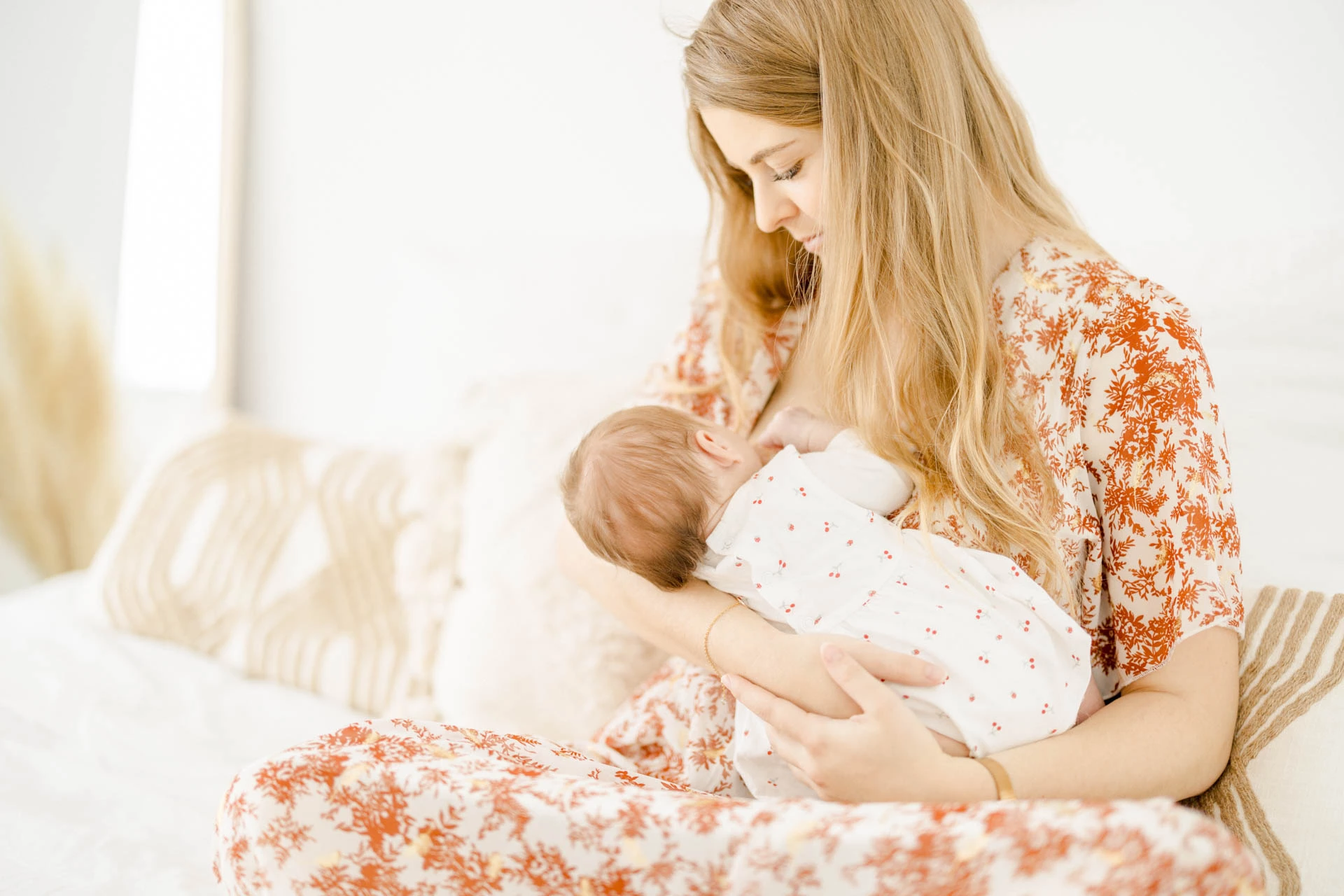 main bonheur enfant beige rose