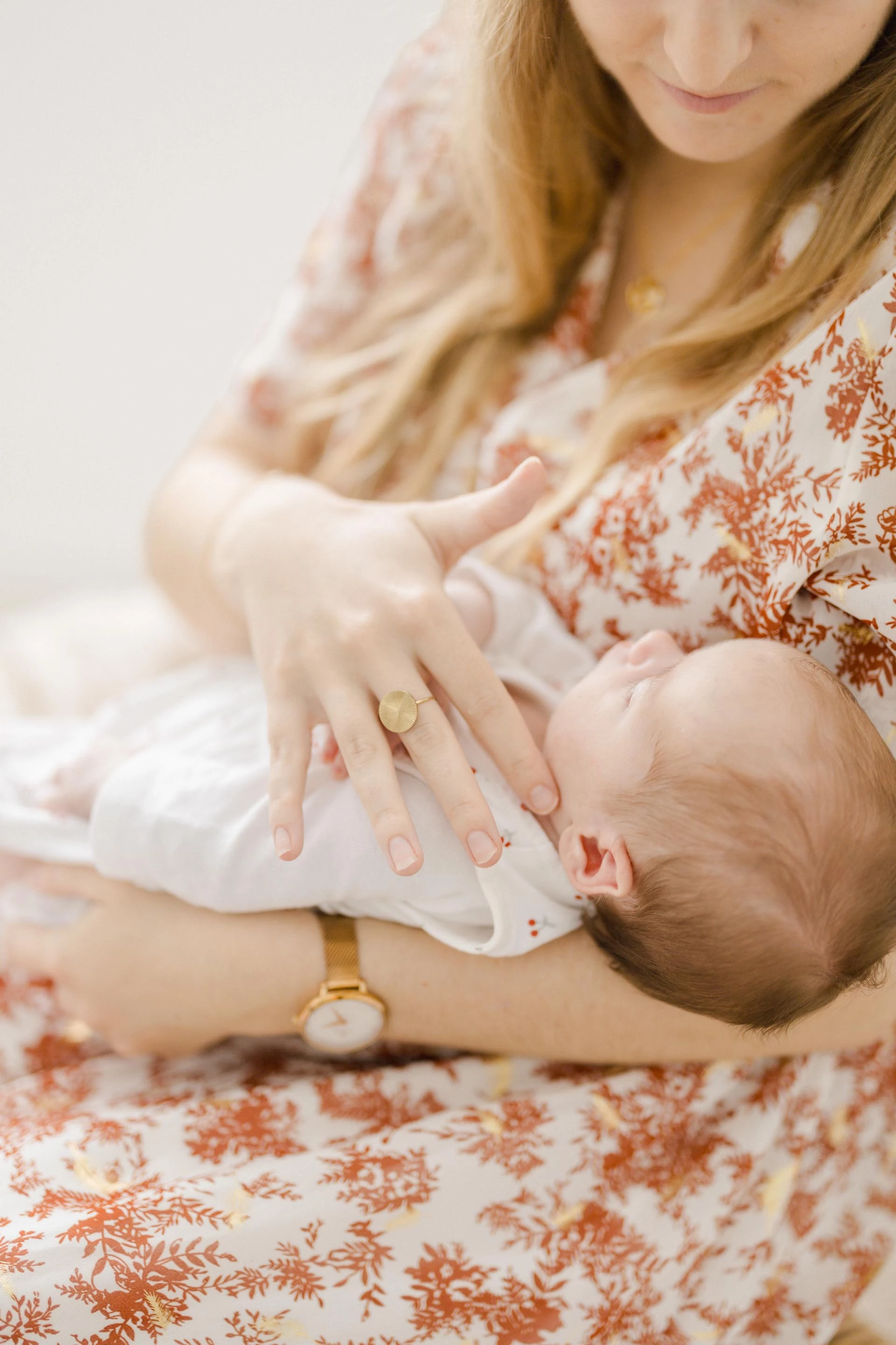 main enfant bonheur marron gris