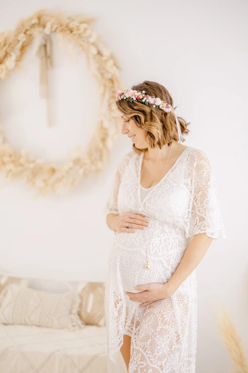 blanc robe rose cheveux longs dentelle