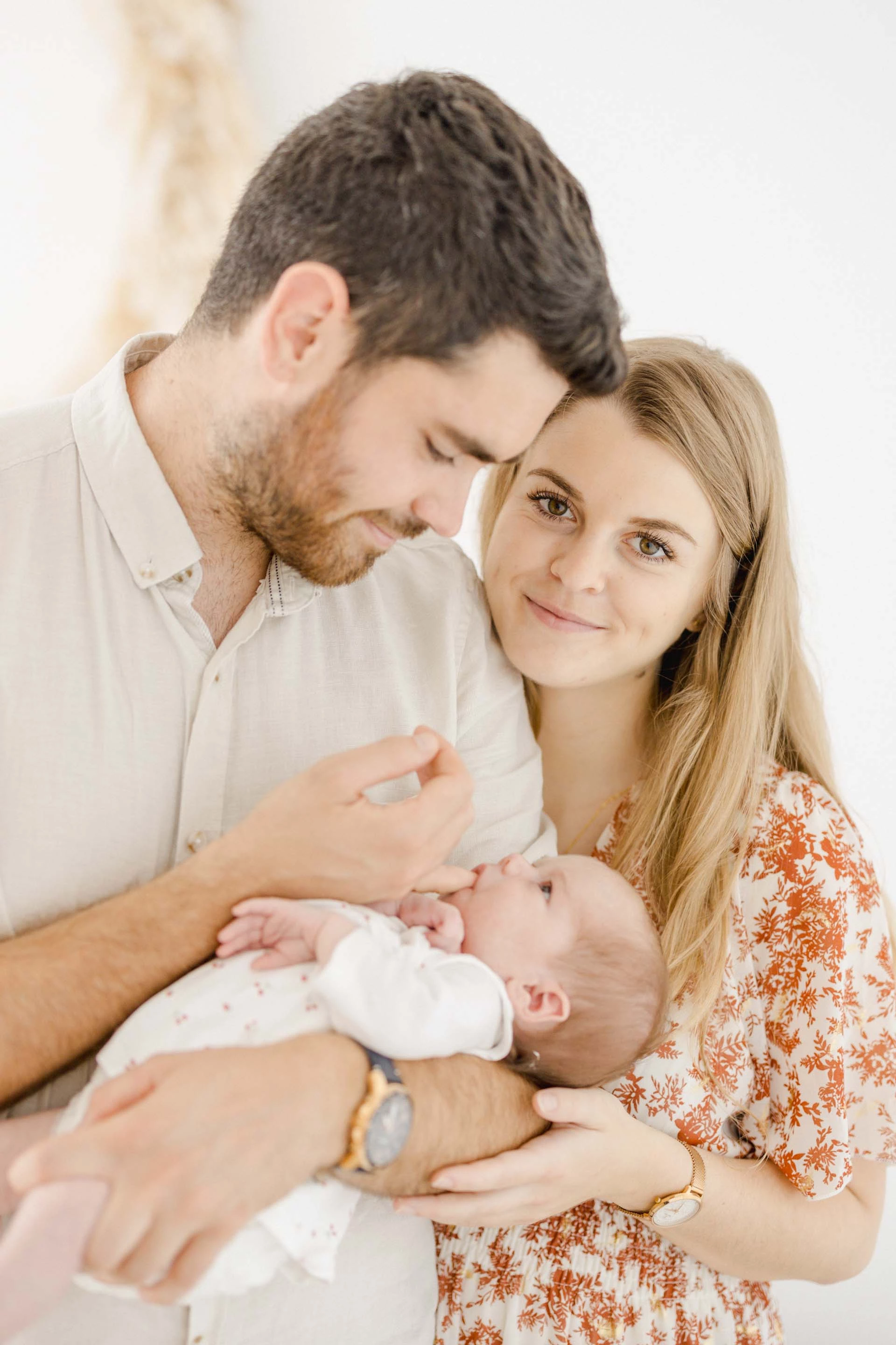 bonheur sourire main enfant gris