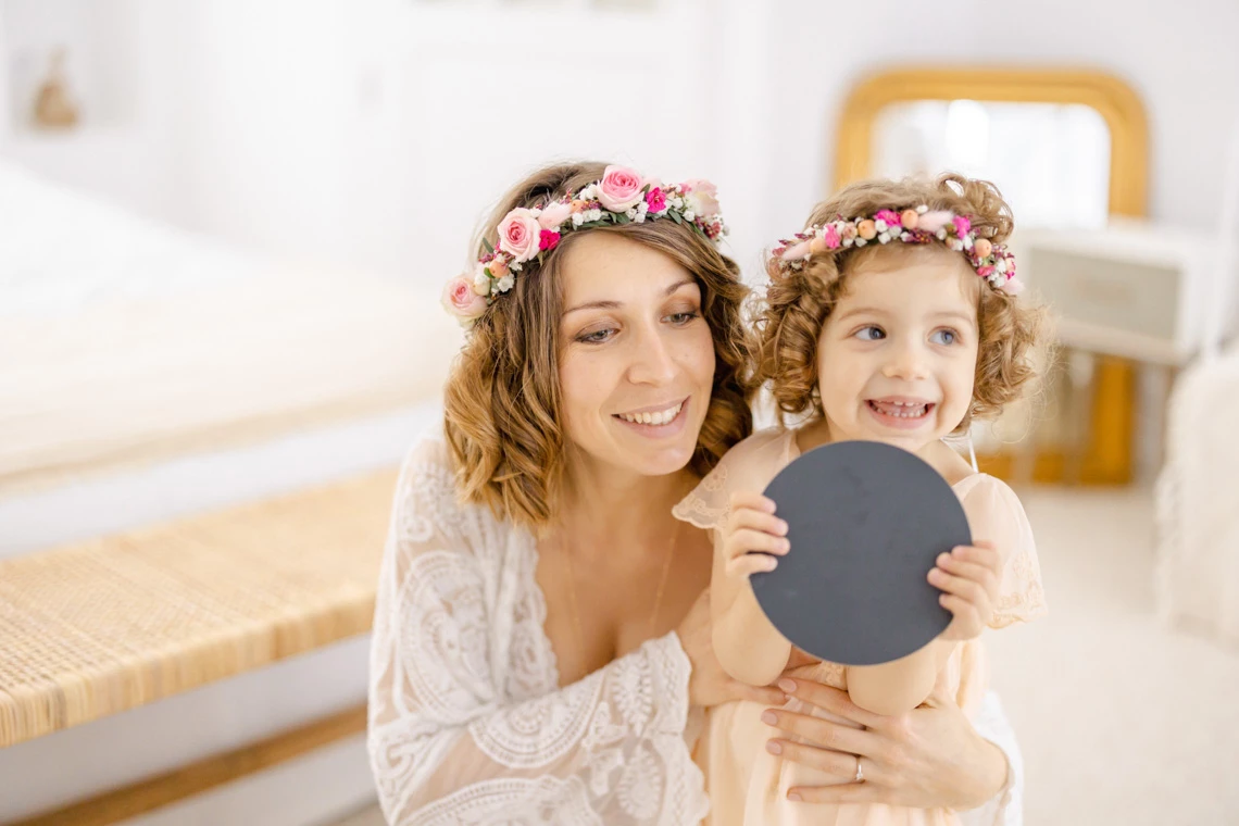 bonheur sourire rose pétale enfant